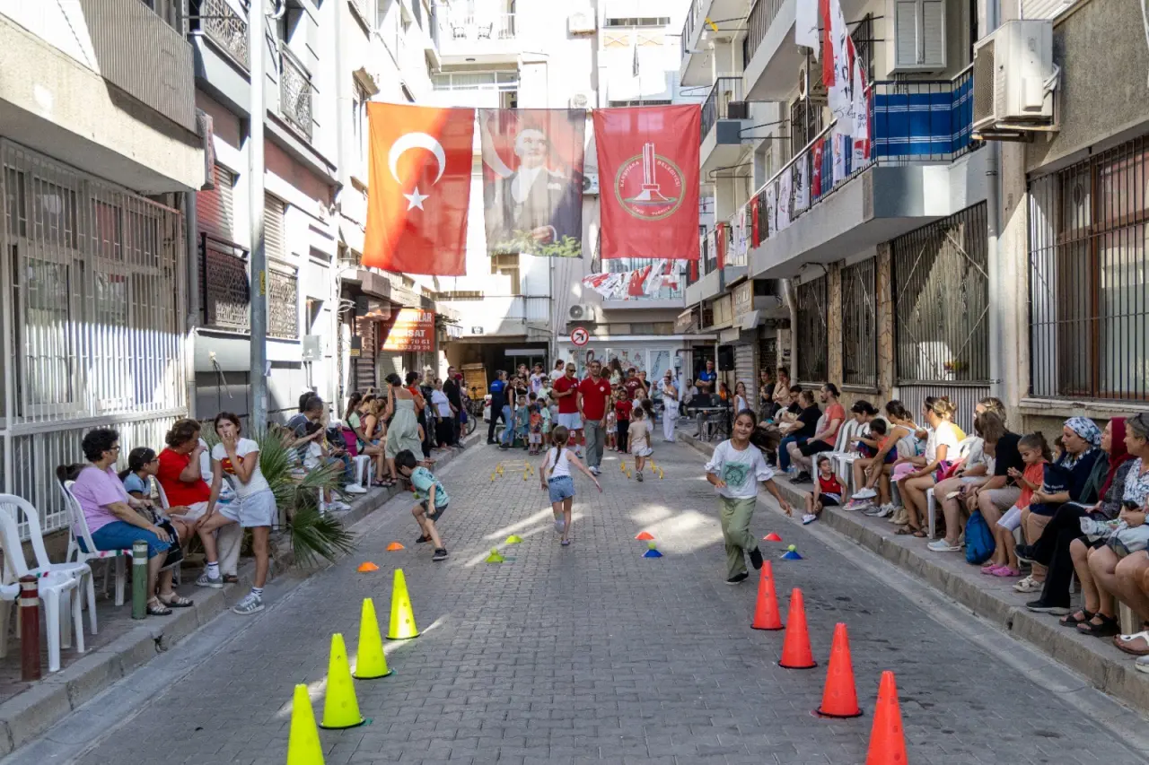 Karşıyaka Belediyesi’nin yaz boyunca sürdürdüğü Sokak Senin Mahalle Olimpiyatları’nın coşkusu, çocukların kahkahası ile birlikte bu kez Alaybey Mahallesi’ni sardı. 1681 Sokak’ta kurulan parkurlarda yarışan minikler, derece yapmak için akranlarıyla mücadele etti. Belediye Başkanı Yıldız Ünsal, “Mahalle ruhunu sporla canlandırıyor, Karşıyaka’nın sokaklarını çocuklarımızın neşesiyle renklendiriyoruz” dedi.