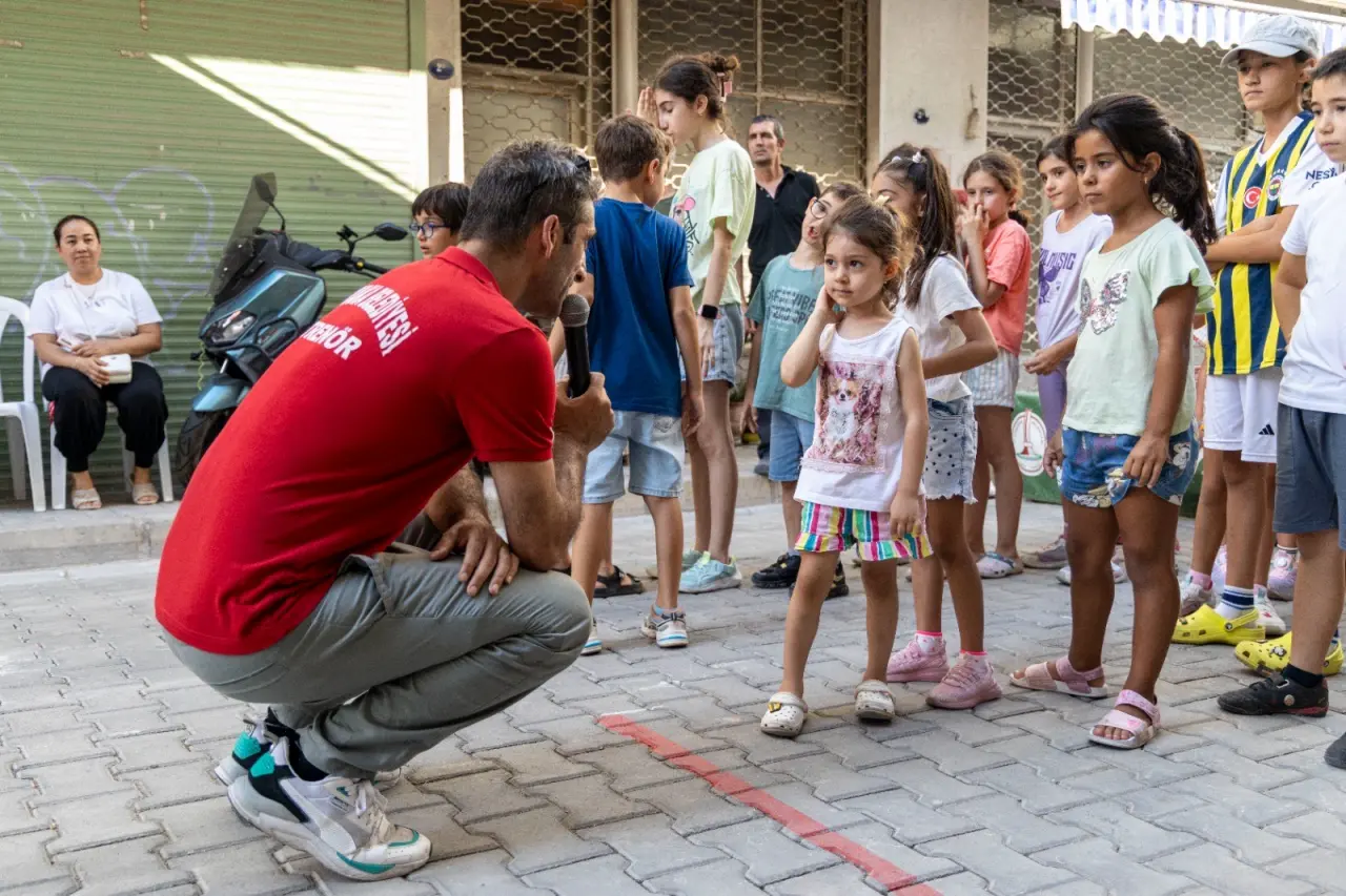 Karşıyaka Belediyesi’nin yaz boyunca sürdürdüğü Sokak Senin Mahalle Olimpiyatları’nın coşkusu, çocukların kahkahası ile birlikte bu kez Alaybey Mahallesi’ni sardı. 1681 Sokak’ta kurulan parkurlarda yarışan minikler, derece yapmak için akranlarıyla mücadele etti. Belediye Başkanı Yıldız Ünsal, “Mahalle ruhunu sporla canlandırıyor, Karşıyaka’nın sokaklarını çocuklarımızın neşesiyle renklendiriyoruz” dedi.
