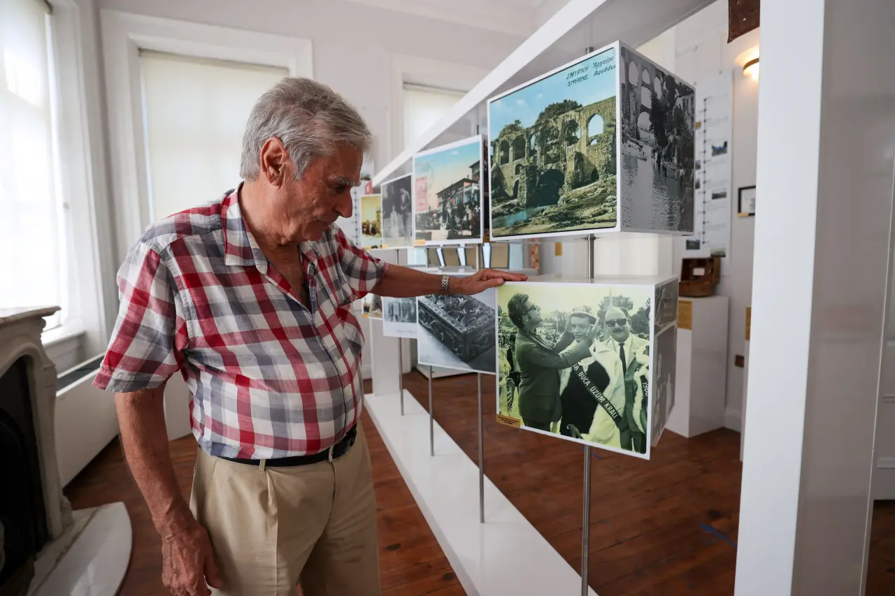 Buca’nın geçmişinde iz bırakan anılar, şimdilerde “Pembe Köşk” olarak bilinen mekanın odalarında yeniden hayat buluyor. Bir kentin ve sakinlerinin hatıralarına tanık olmak isteyenlerin uğrak noktası olacak Buca Belediyesi Kent Belleği Sergisi, ziyaretçilerini zamanda duygusal bir yolculuğa çıkarıyor.