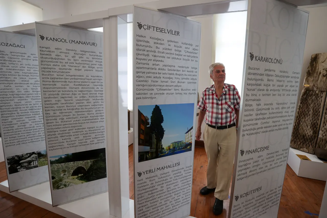 Buca’nın geçmişinde iz bırakan anılar, şimdilerde “Pembe Köşk” olarak bilinen mekanın odalarında yeniden hayat buluyor. Bir kentin ve sakinlerinin hatıralarına tanık olmak isteyenlerin uğrak noktası olacak Buca Belediyesi Kent Belleği Sergisi, ziyaretçilerini zamanda duygusal bir yolculuğa çıkarıyor.