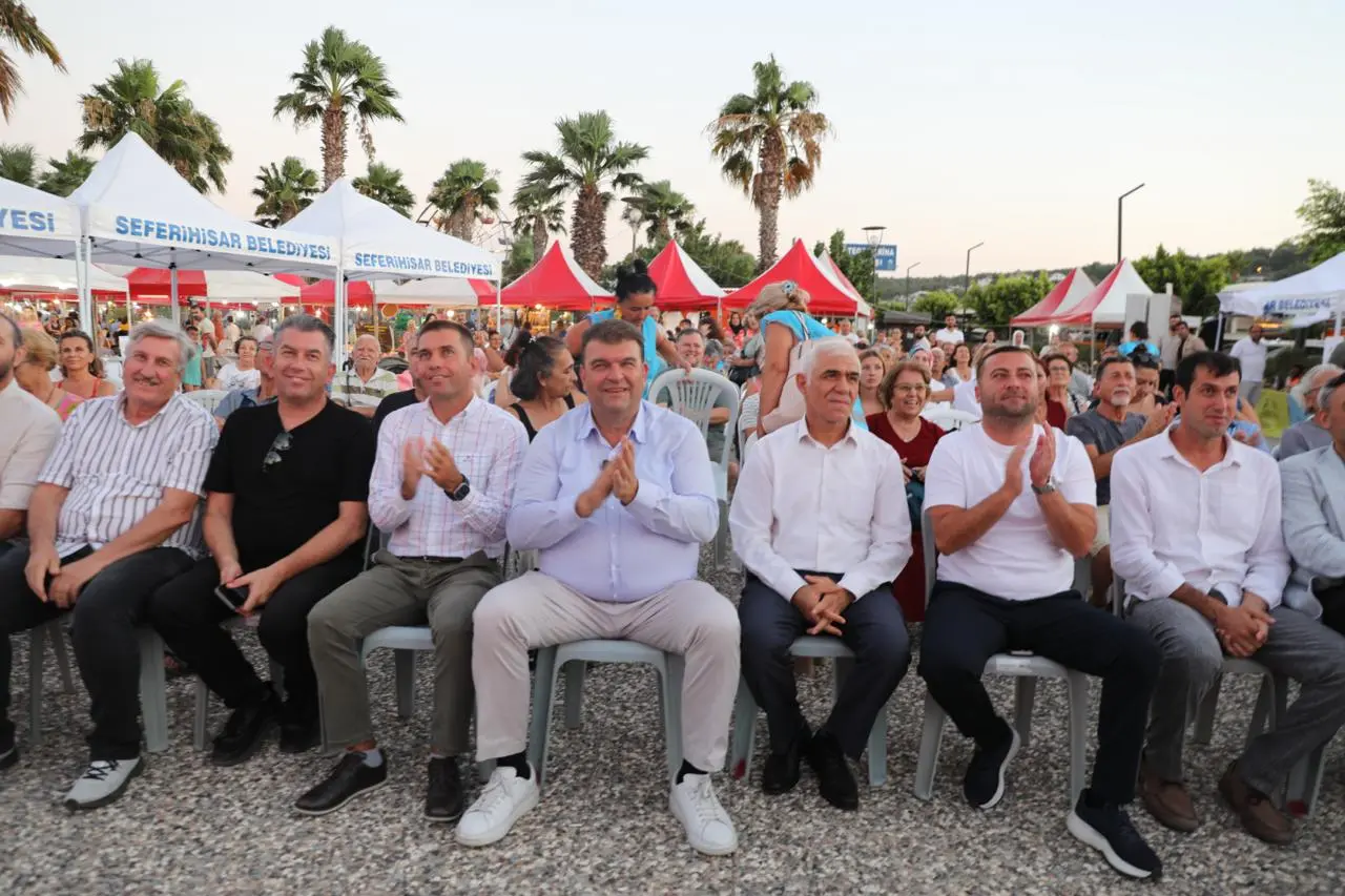 Kültürel ve Ekolojik Hayatı Koruma Derneği ile Seferihisar Belediyesi iş birliğiyle bu yıl ilk kez düzenlenen TeosFest, “Sanatçılar Şehri” temasıyla kapılarını açtı. Festivalin açılışı, Sığacık’ta yoğun bir katılımla gerçekleşti.