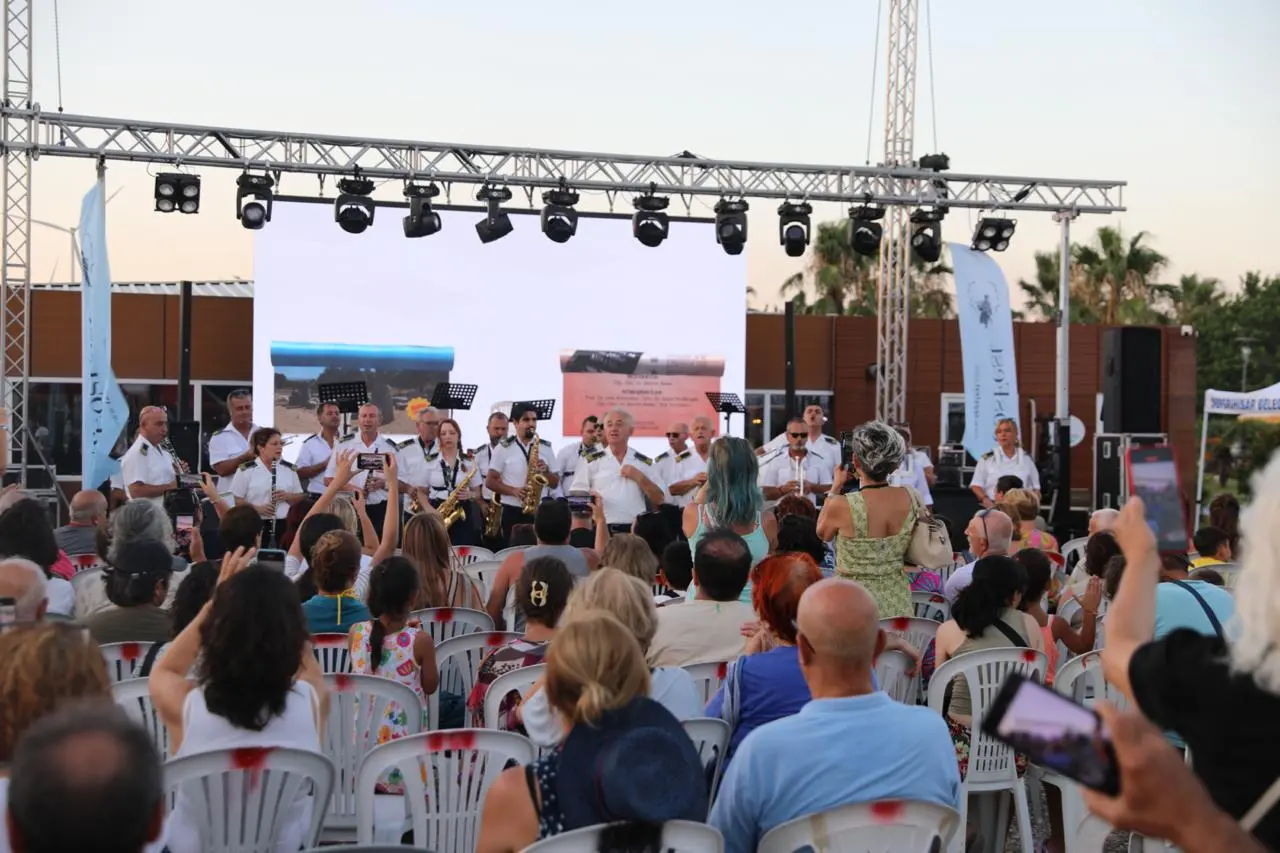 Kültürel ve Ekolojik Hayatı Koruma Derneği ile Seferihisar Belediyesi iş birliğiyle bu yıl ilk kez düzenlenen TeosFest, “Sanatçılar Şehri” temasıyla kapılarını açtı. Festivalin açılışı, Sığacık’ta yoğun bir katılımla gerçekleşti.