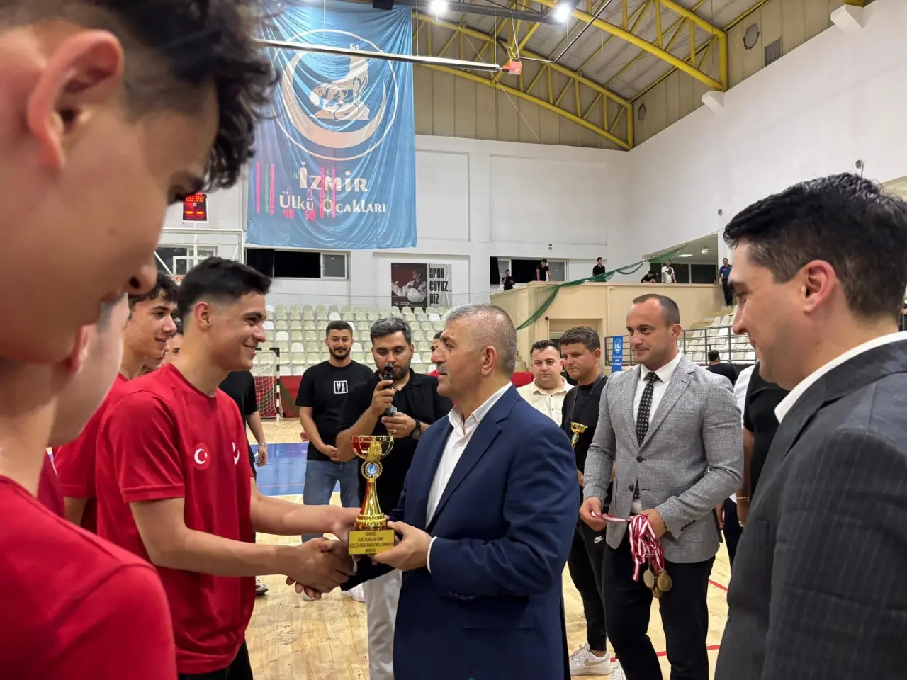 Ülkü Ocakları İzmir İl Başkanlığı İlçeler Arası Basketbol Turnuvası’nın final müsabakası yapıldı. Müsabaka ve ödül törenine Ülkü Ocakları İzmir İl Başkanı Burak Kılıç ile MHP İzmir İl Başkanı Veysel Şahin katıldı.