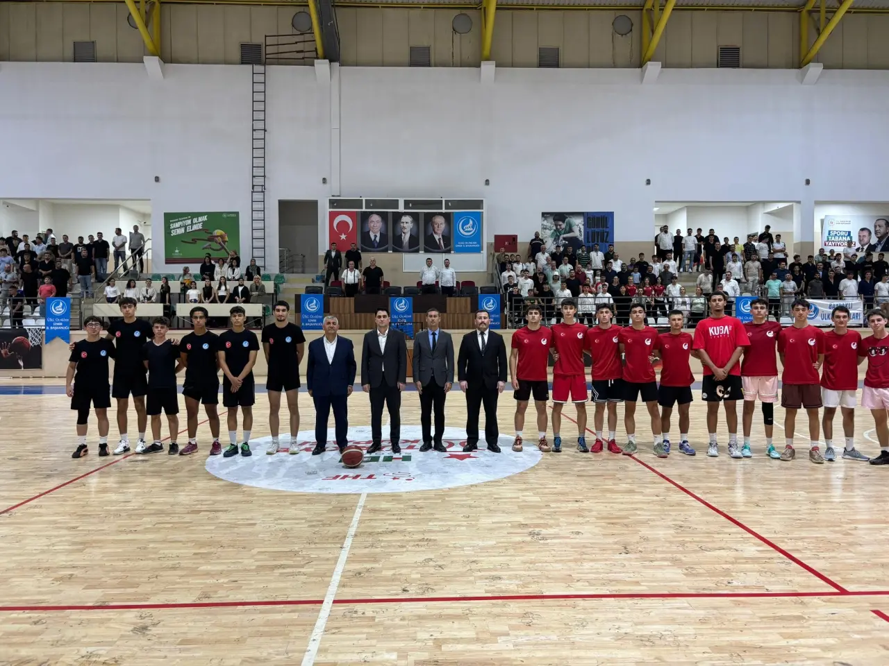 Ülkü Ocakları İzmir İl Başkanlığı İlçeler Arası Basketbol Turnuvası’nın final müsabakası yapıldı. Müsabaka ve ödül törenine Ülkü Ocakları İzmir İl Başkanı Burak Kılıç ile MHP İzmir İl Başkanı Veysel Şahin katıldı.