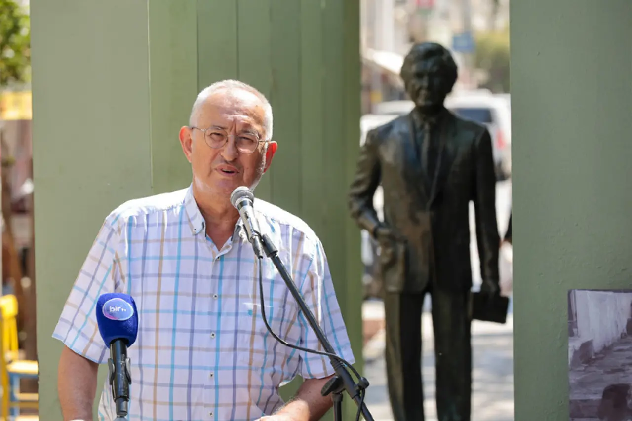 İzmir Gazeteciler Cemiyeti’nin unutulmaz başkanlarından, Türkiye Gazeteciler Federasyonu (TGF) Kurucu Başkanı, Gazeteci-Yazar İsmail Sivri vefatının 18’inci yılında Alsancak’taki anıtı önünde anıldı.