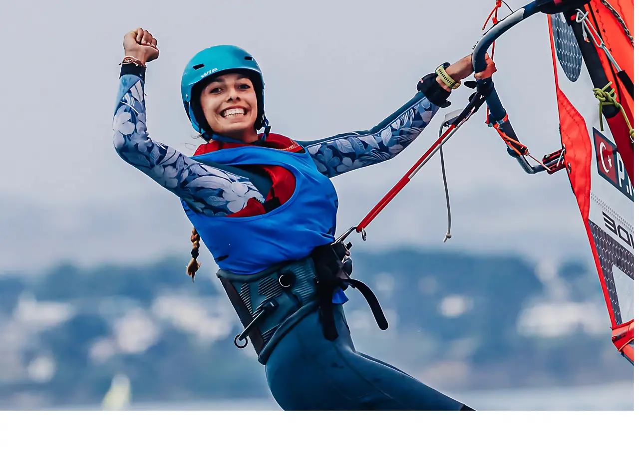 İzmirli sörfçü Parla Kabasakal, Fransa'da düzenlenen Dünya Şampiyonası'nda U15'te şampiyon, U17'de üçüncü olarak tarihi bir başarı elde etti.