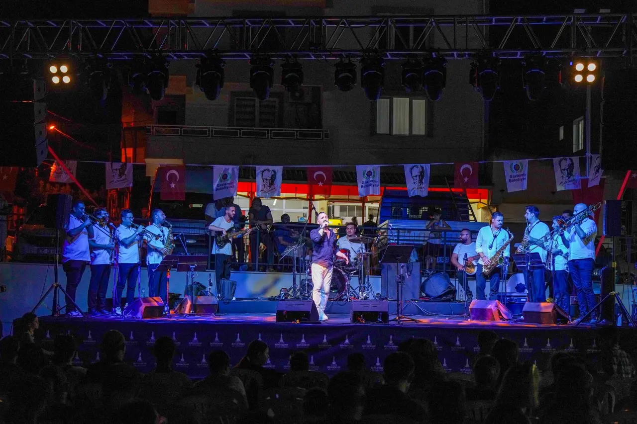 İzmir Büyükşehir Belediyesi ile Gaziemir Belediyesi’nin ilçenin farklı noktalarında düzenlediği Gaziemir Yaz Konserleri, vatandaşlara müzik dolu yaz akşamları yaşatıyor. Etkinlikler, ağustos ayı boyunca devam edecek.