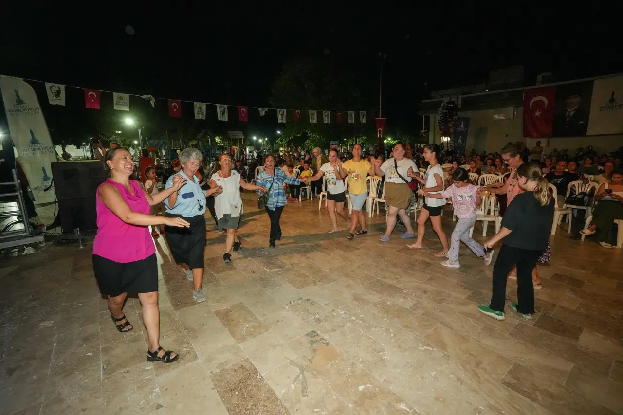 İzmir Büyükşehir Belediyesi ile Gaziemir Belediyesi’nin ilçenin farklı noktalarında düzenlediği Gaziemir Yaz Konserleri, vatandaşlara müzik dolu yaz akşamları yaşatıyor. Etkinlikler, ağustos ayı boyunca devam edecek.