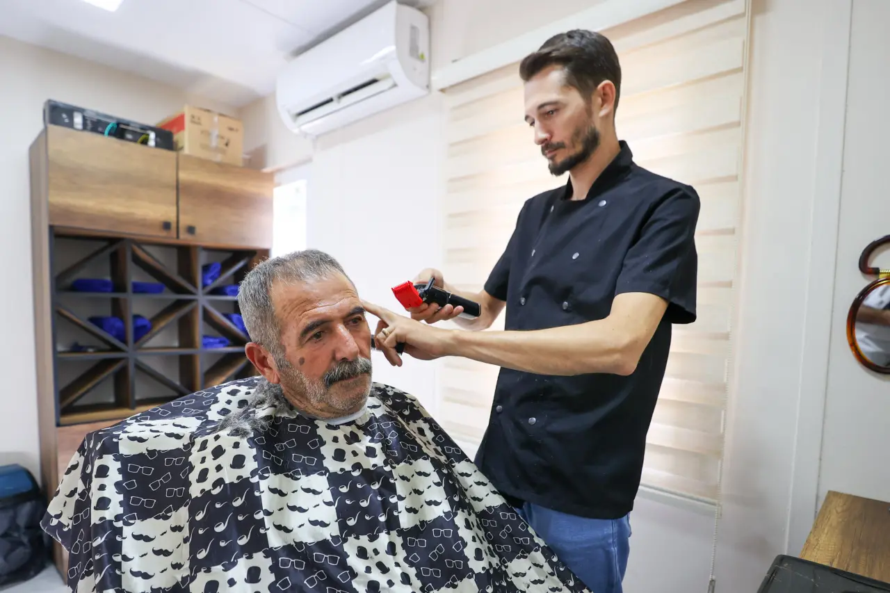 Buca Belediyesi’nin, ilçede yaşayan 60 yaş üstü vatandaşların sosyal hayatla olan bağlarının çok daha güçlü olmasını sağlamak amacıyla hizmete açtığı Çınarlar Buluşma Noktası, vatandaşlardan büyük ilgi görüyor.