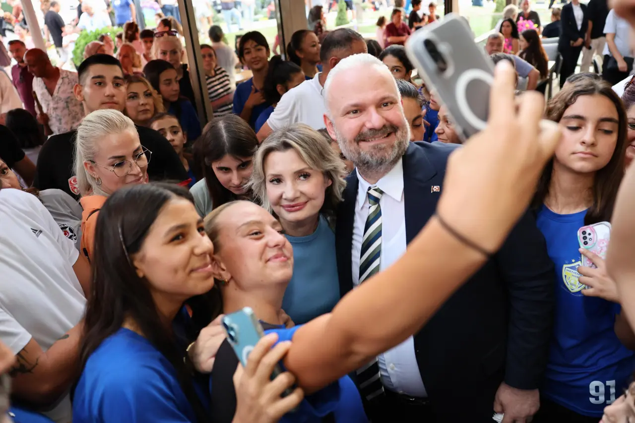 Menemen Belediyesi tarafından yapımı tamamlanan Aynısefa Sosyal Tesisleri, kafe restoran konseptiyle geniş katılımlı bir törenle kapılarını açtı. Vatandaşların yoğun ilgisiyle gerçekleştirilen açılışta, ilçenin sosyal yaşam başta olmak üzere son yıllardaki gelişimine dikkat çeken Menemen Belediye Başkanı Aydın Pehlivan, "Ulu Önder Gazi Mustafa Kemal Atatürk’ün işaret ettiği muasır medeniyetler seviyesini görmek isteyenler; artık yönünü Menemen’e, Menemen’in güzel insanlarına çevirecek. İsmini şifa kaynağı Aynısefa çiçeğinden alan, sıcaklığıyla, konforuyla ve kalitesiyle gönülleri fethedecek Aynısefa Sosyal Tesisimiz, hayırlı uğurlu olsun." dedi.