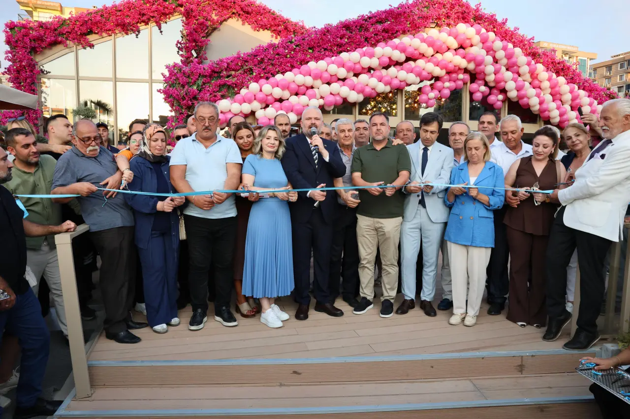 Menemen Belediyesi tarafından yapımı tamamlanan Aynısefa Sosyal Tesisleri, kafe restoran konseptiyle geniş katılımlı bir törenle kapılarını açtı. Vatandaşların yoğun ilgisiyle gerçekleştirilen açılışta, ilçenin sosyal yaşam başta olmak üzere son yıllardaki gelişimine dikkat çeken Menemen Belediye Başkanı Aydın Pehlivan, "Ulu Önder Gazi Mustafa Kemal Atatürk’ün işaret ettiği muasır medeniyetler seviyesini görmek isteyenler; artık yönünü Menemen’e, Menemen’in güzel insanlarına çevirecek. İsmini şifa kaynağı Aynısefa çiçeğinden alan, sıcaklığıyla, konforuyla ve kalitesiyle gönülleri fethedecek Aynısefa Sosyal Tesisimiz, hayırlı uğurlu olsun." dedi.