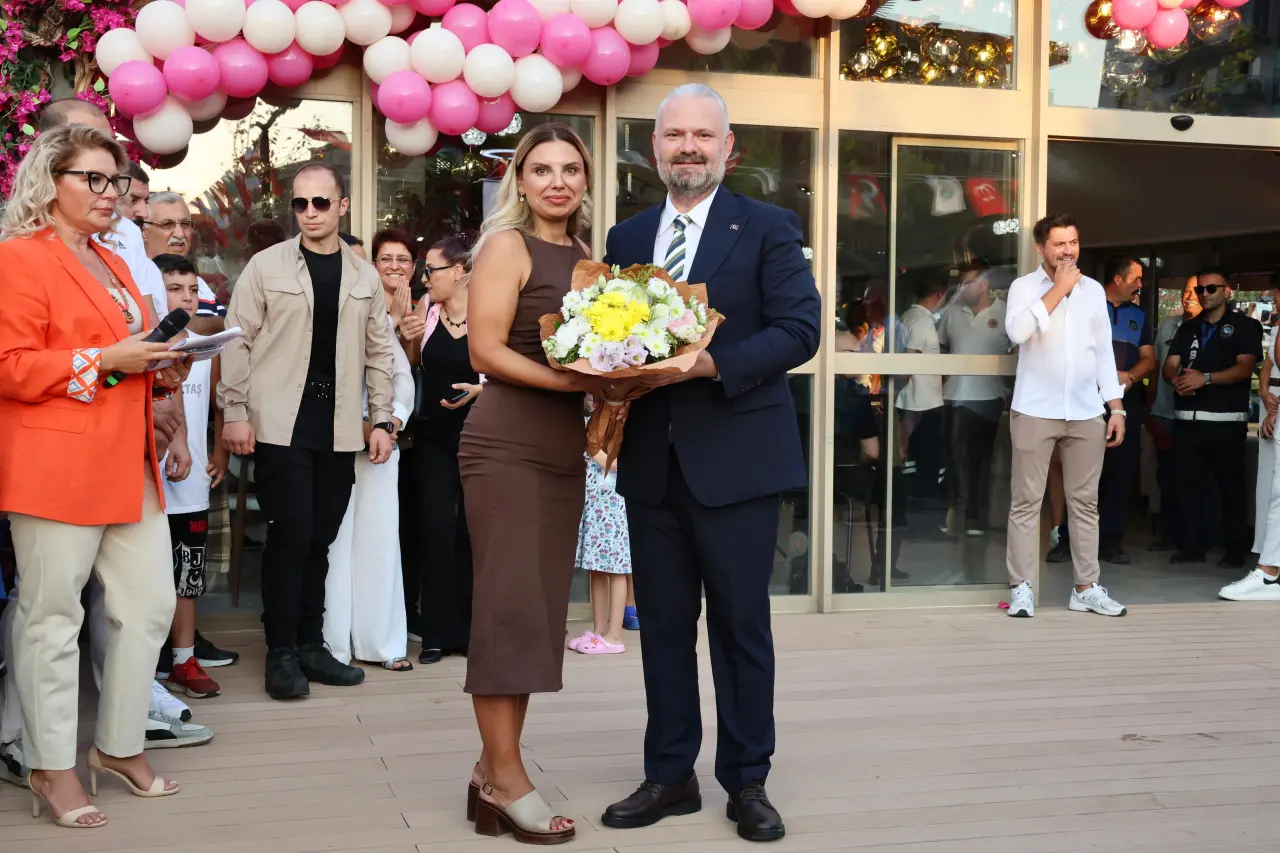 Menemen Belediyesi tarafından yapımı tamamlanan Aynısefa Sosyal Tesisleri, kafe restoran konseptiyle geniş katılımlı bir törenle kapılarını açtı. Vatandaşların yoğun ilgisiyle gerçekleştirilen açılışta, ilçenin sosyal yaşam başta olmak üzere son yıllardaki gelişimine dikkat çeken Menemen Belediye Başkanı Aydın Pehlivan, "Ulu Önder Gazi Mustafa Kemal Atatürk’ün işaret ettiği muasır medeniyetler seviyesini görmek isteyenler; artık yönünü Menemen’e, Menemen’in güzel insanlarına çevirecek. İsmini şifa kaynağı Aynısefa çiçeğinden alan, sıcaklığıyla, konforuyla ve kalitesiyle gönülleri fethedecek Aynısefa Sosyal Tesisimiz, hayırlı uğurlu olsun." dedi.