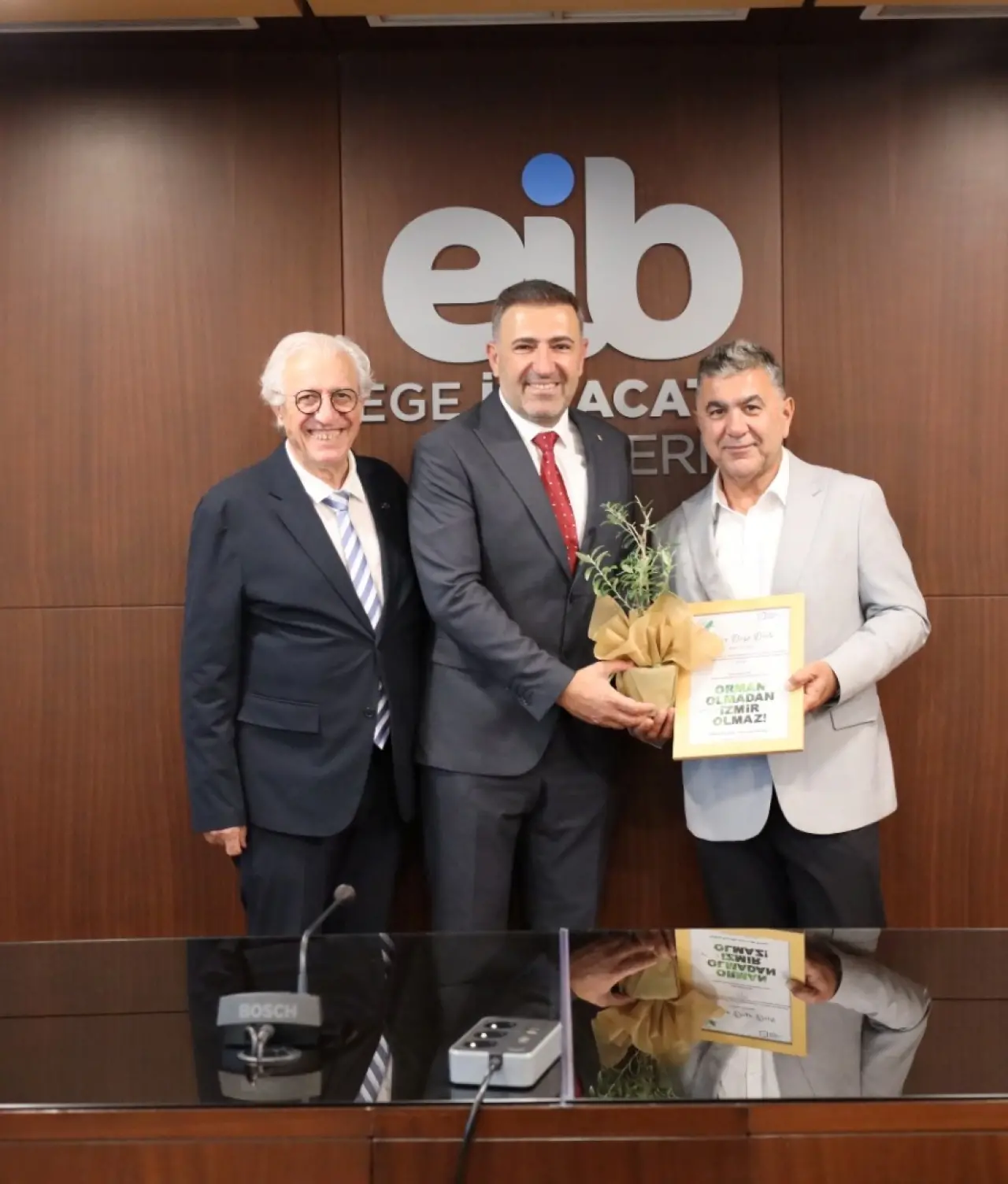 Ege Giyim Sanayicileri Derneği (EGSD) ile Ege İhracatçı Birlikleri (EİB) başta fuar katılımlarının artırılması olmak üzere tekstil ve hazır giyim sektöründe proje ve işbirliği imkanlarını daha da geliştirecek.