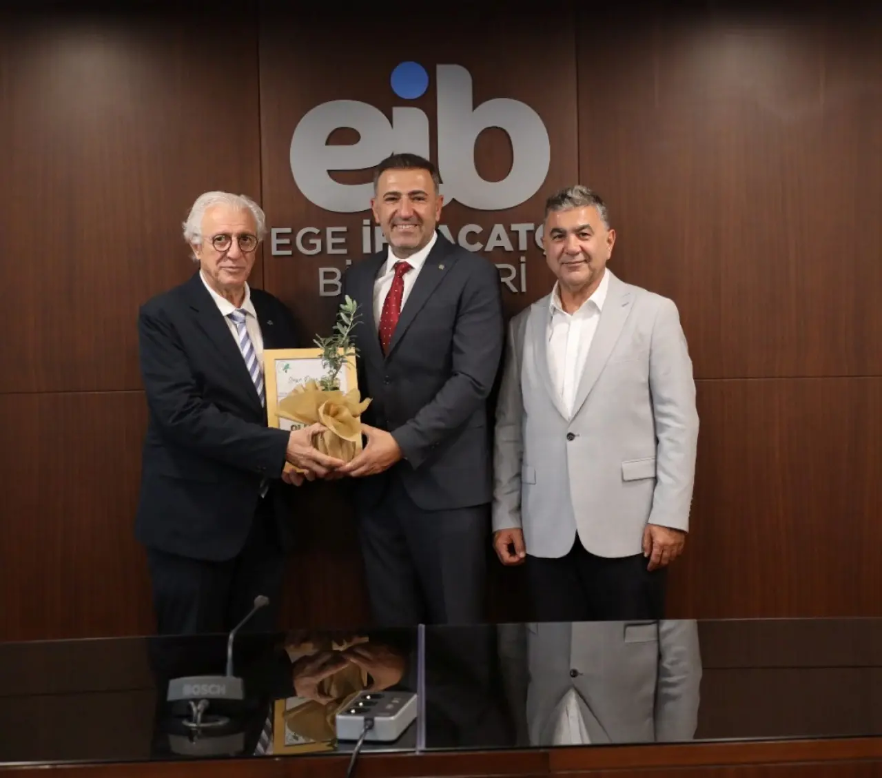 Ege Giyim Sanayicileri Derneği (EGSD) ile Ege İhracatçı Birlikleri (EİB) başta fuar katılımlarının artırılması olmak üzere tekstil ve hazır giyim sektöründe proje ve işbirliği imkanlarını daha da geliştirecek.