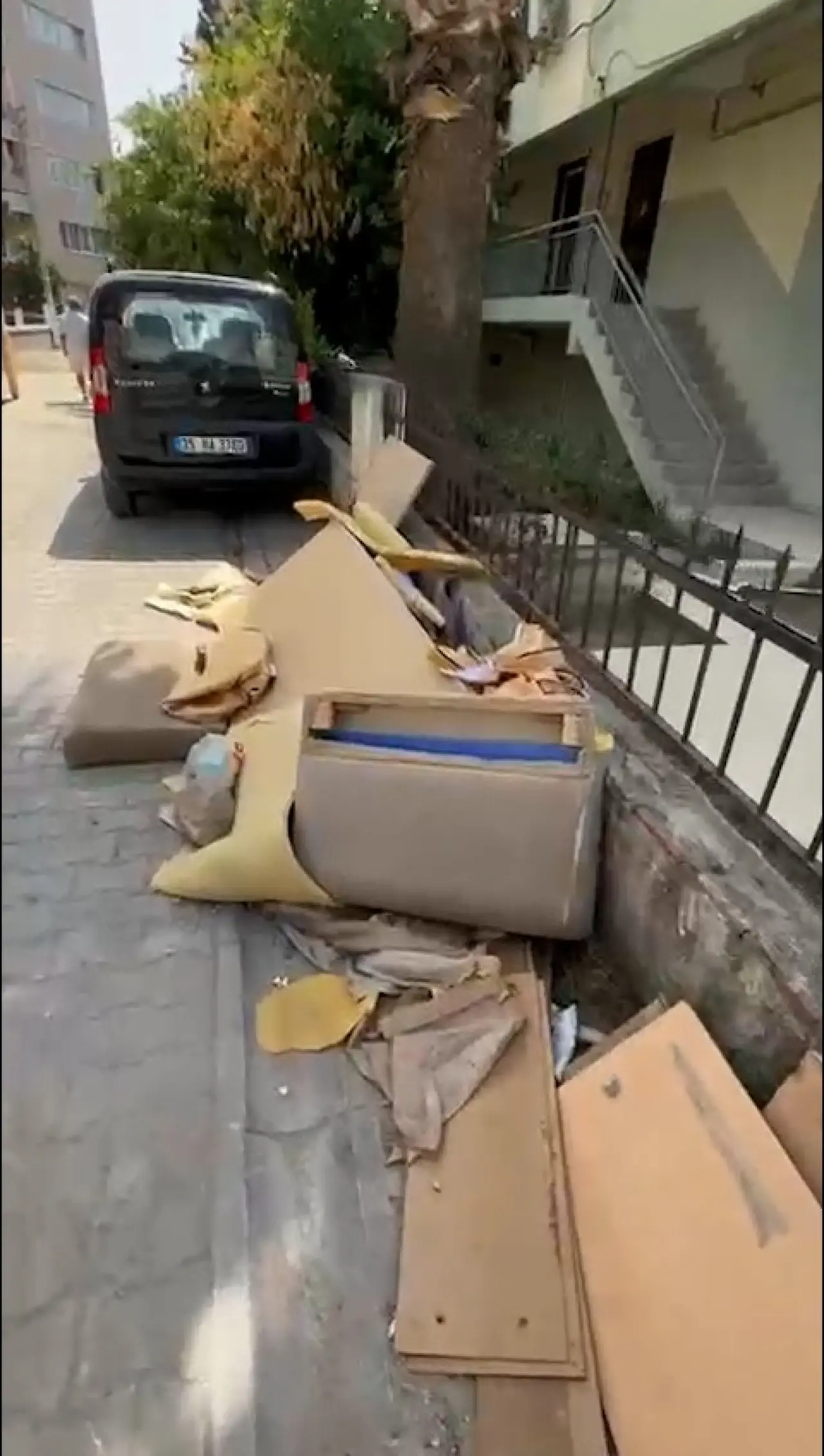 Karşıyaka Belediyesi, çevre kirliliğini önlemek ve kent düzenini korumak amacıyla izinsiz moloz, mobilya ve karton atığı dökenlere yönelik denetimlerini sıklaştırdı. Söz konusu atıkları gelişigüzel biçimde çevreye bıraktığı tespit edilen kişilere Kabahatler Kanunu kapsamında cezai işlem uygulandı. Belediye Başkanı Yıldız Ünsal, “Karşıyaka’nın temizliği ve düzeni için kurallara uymayanlara karşı mücadelemizi sürdüreceğiz” dedi.