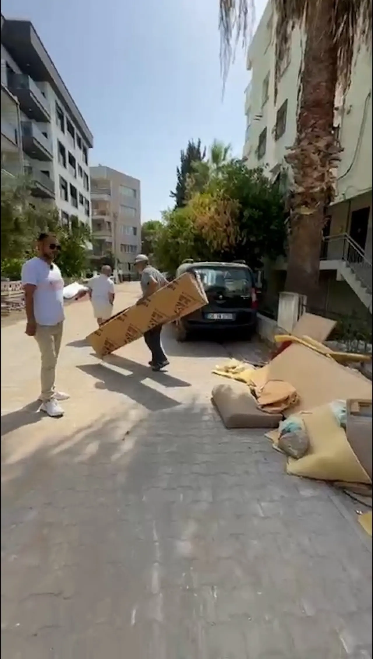 Karşıyaka Belediyesi, çevre kirliliğini önlemek ve kent düzenini korumak amacıyla izinsiz moloz, mobilya ve karton atığı dökenlere yönelik denetimlerini sıklaştırdı. Söz konusu atıkları gelişigüzel biçimde çevreye bıraktığı tespit edilen kişilere Kabahatler Kanunu kapsamında cezai işlem uygulandı. Belediye Başkanı Yıldız Ünsal, “Karşıyaka’nın temizliği ve düzeni için kurallara uymayanlara karşı mücadelemizi sürdüreceğiz” dedi.