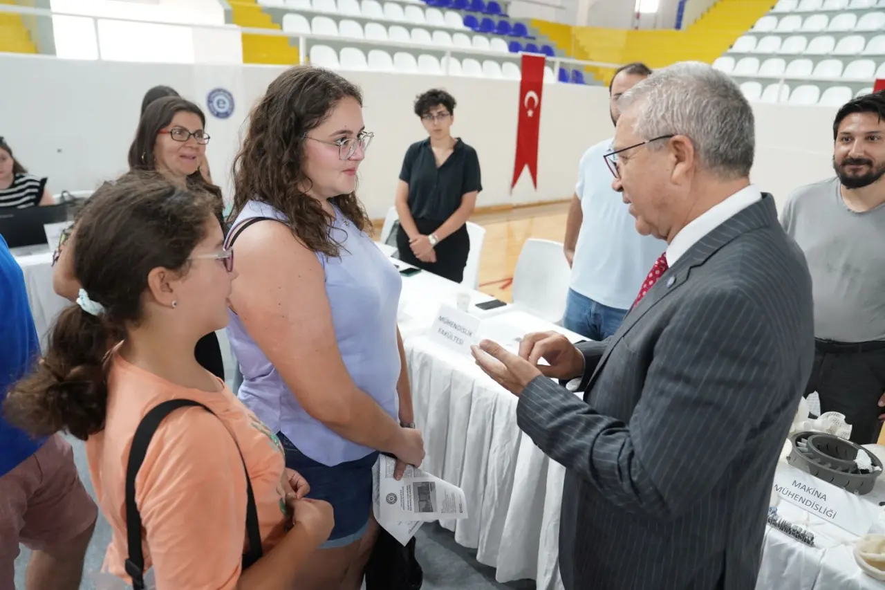 Ege Üniversitesi (EÜ) tarafından 2025 YKS tercih dönemine yönelik olarak düzenlenen “Ege Üniversitesi 17. Tercih Günleri” başarıyla tamamlandı. Etkinlikler kapsamında, üniversite adayları ve aileleri, hem Ege Üniversitesi kampüsünü hem de akademik birimlerini yakından tanıma fırsatı buldu.