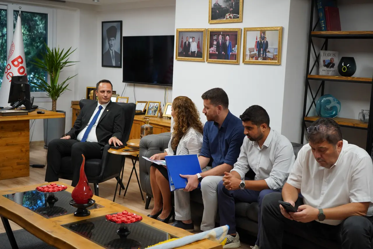 Bornova Belediyesi ile Çiğli Rotary Kulübü, geri dönüşüm ve çevre bilincini artırmak amacıyla “Atık Bank Projesi” için iş birliği protokolü imzaladı. Proje kapsamında atıklar kaynağında ayrıştırılarak ekonomiye kazandırılacak, eğitim ve bilinçlendirme çalışmaları yürütülecek. Atık Bank konteynerleri ve ekipmanları Rotary Kulübü tarafından Bornova Belediyesi’ne bedelsiz teslim edilecek.