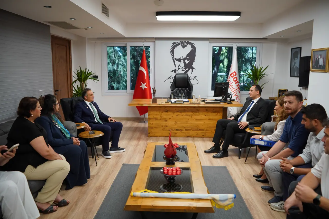 Bornova Belediyesi ile Çiğli Rotary Kulübü, geri dönüşüm ve çevre bilincini artırmak amacıyla “Atık Bank Projesi” için iş birliği protokolü imzaladı. Proje kapsamında atıklar kaynağında ayrıştırılarak ekonomiye kazandırılacak, eğitim ve bilinçlendirme çalışmaları yürütülecek. Atık Bank konteynerleri ve ekipmanları Rotary Kulübü tarafından Bornova Belediyesi’ne bedelsiz teslim edilecek.