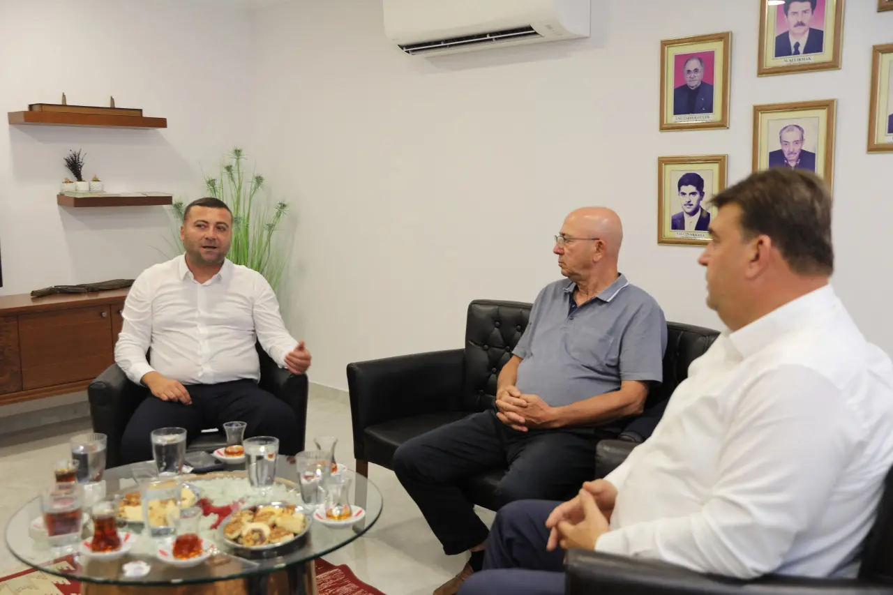 Seferihisar Belediyesi, ilçedeki esnafların doğrudan alım süreçlerine daha etkin katılımını sağlamak amacıyla önemli bir toplantı gerçekleştirdi.