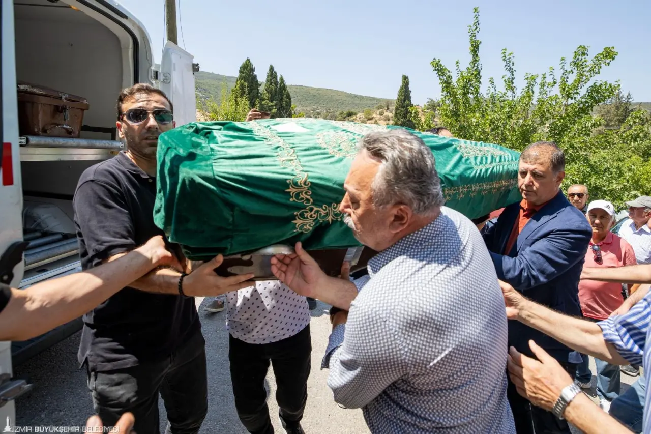 İzmir Büyükşehir Belediye Başkanı Dr. Cemil Tugay, geçmiş dönem CHP İzmir Milletvekili ve CHP İl Başkanı Tacettin Bayır’ın annesi Güler Bayır’ı son yolculuğuna uğurladı. Güler Bayır’ın cenazesi, Karaburun Ayşe Kadın Camii’nde öğle namazına müteakip kılınan cenaze namazının ardından Salabahçe Mezarlığı’nda toprağa verildi. 