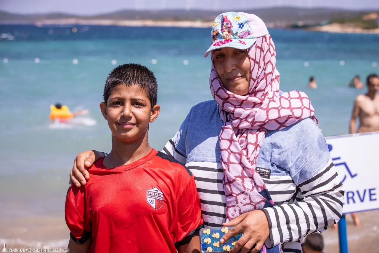 İzmir Büyükşehir Belediyesi tarafından kadınlar ve tatil dönemindeki çocuklar için düzenlenen deniz etkinlikleri başladı. Kentin farklı noktalarında bulunan Dayanışma ve Danışma Noktaları’ndan servislerle alınan İzmirliler çocuklarıyla Seferihisar’da keyif dolu bir gün geçirdi.