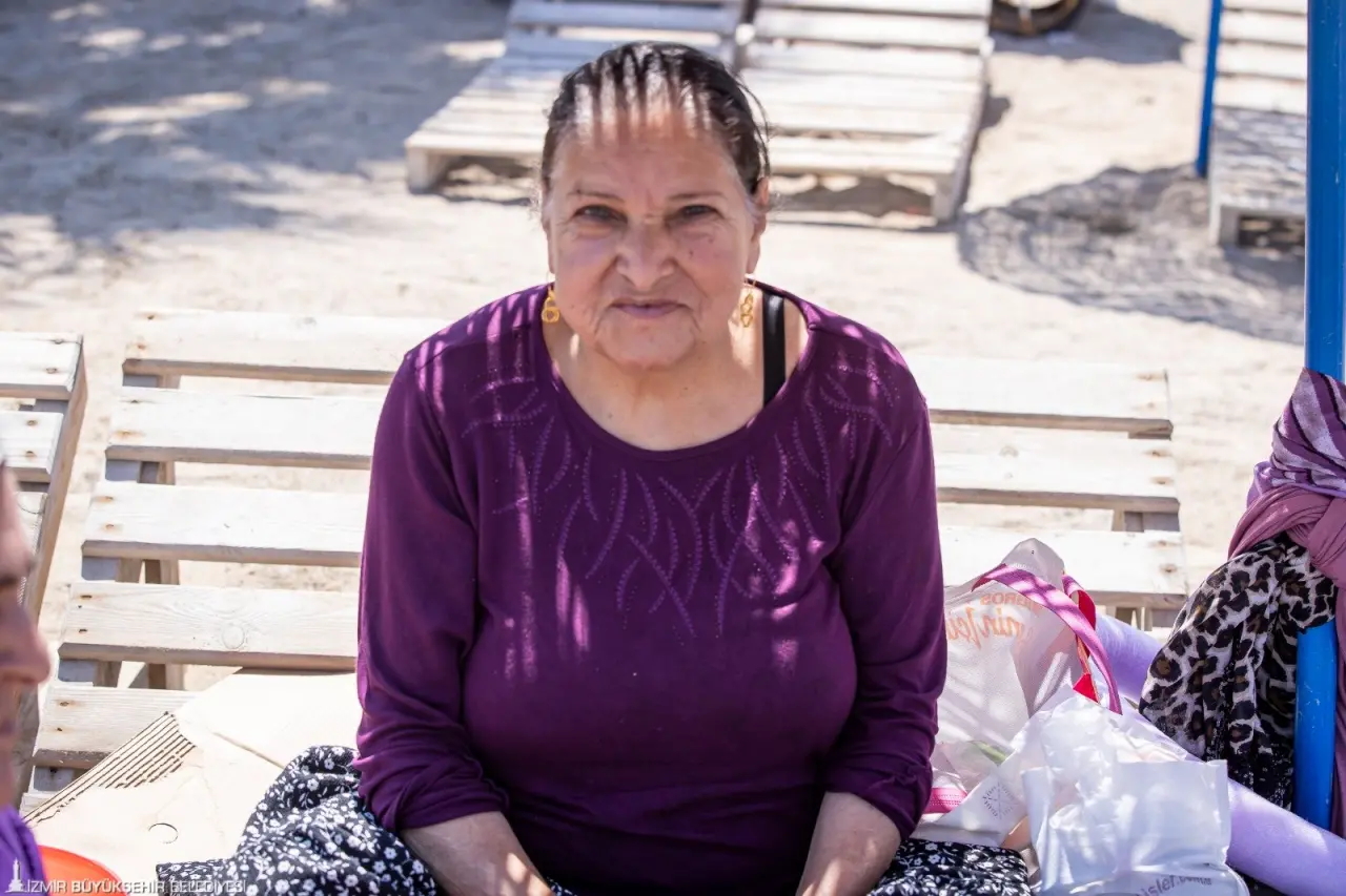 İzmir Büyükşehir Belediyesi tarafından kadınlar ve tatil dönemindeki çocuklar için düzenlenen deniz etkinlikleri başladı. Kentin farklı noktalarında bulunan Dayanışma ve Danışma Noktaları’ndan servislerle alınan İzmirliler çocuklarıyla Seferihisar’da keyif dolu bir gün geçirdi.