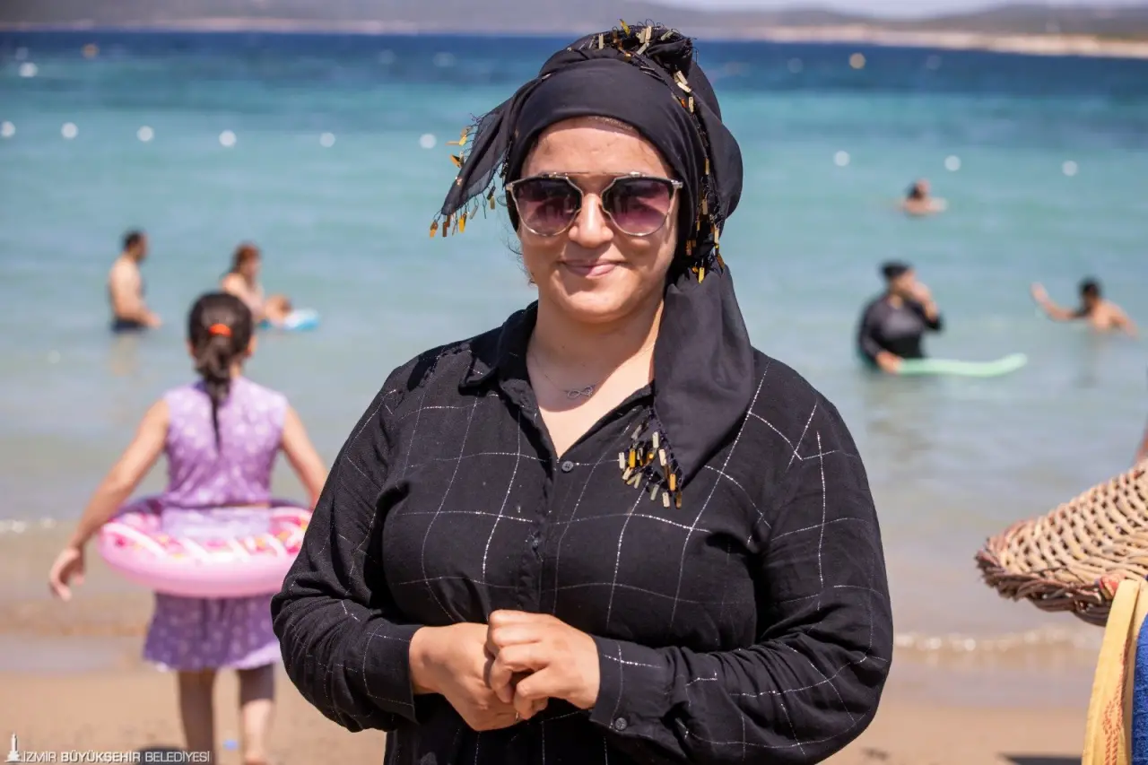 İzmir Büyükşehir Belediyesi tarafından kadınlar ve tatil dönemindeki çocuklar için düzenlenen deniz etkinlikleri başladı. Kentin farklı noktalarında bulunan Dayanışma ve Danışma Noktaları’ndan servislerle alınan İzmirliler çocuklarıyla Seferihisar’da keyif dolu bir gün geçirdi.