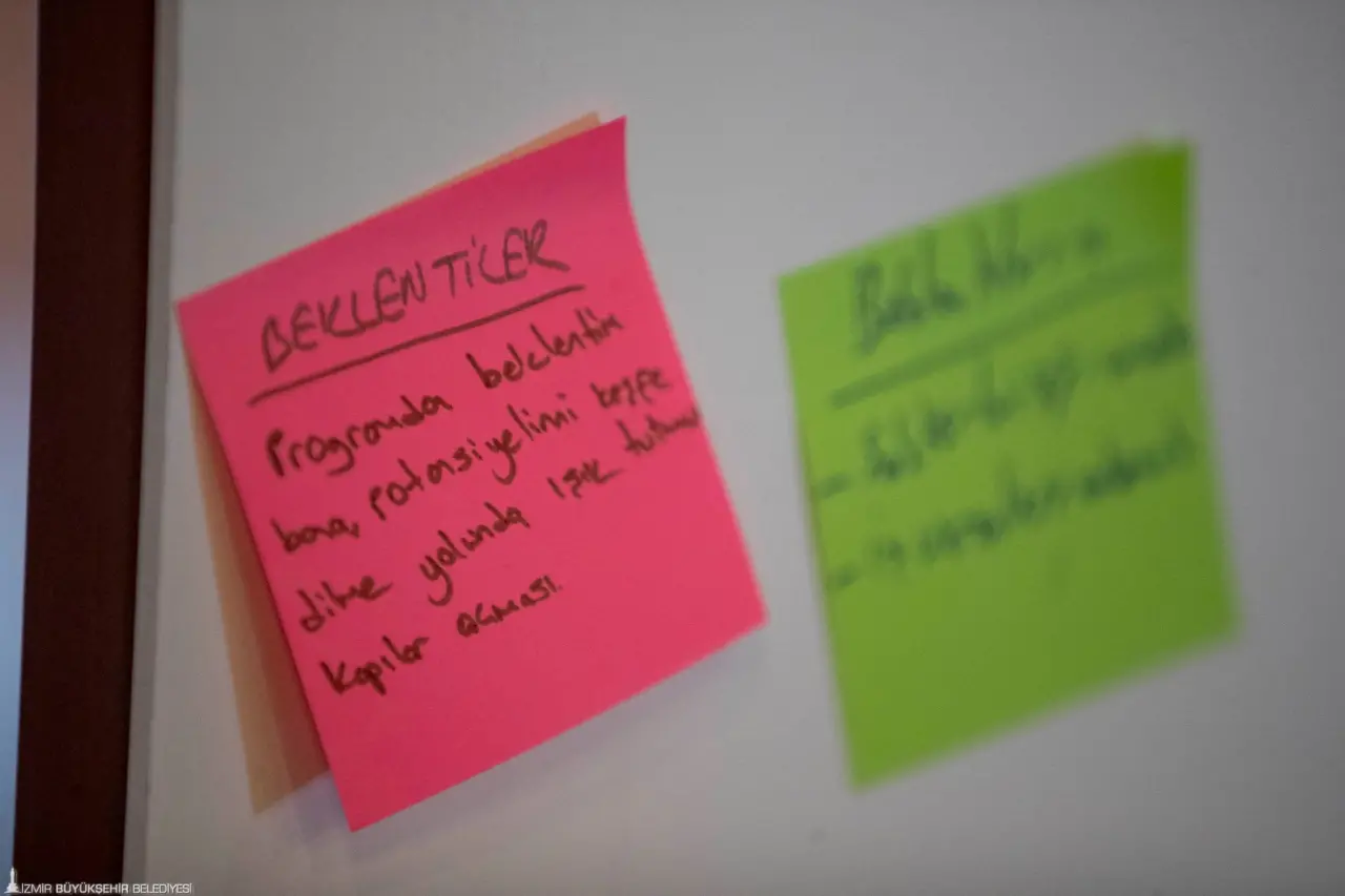 İzmir Büyükşehir Belediyesi’nin öncülük ettiği, ne eğitimde ne istihdamda olan gençlere yol haritası niteliği taşıyan İzmir Seninle Projesi kapsamında öğrenme programı tamamlandı. Gençler sivil toplum, özel sektör ve kamu kurumlarını bir gelecek seferberliği etrafında iş birliğine davet eden ve etaplar halinde devam edecek çalışmada umut ve özgüven kazandı.