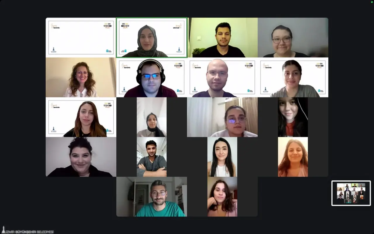 İzmir Büyükşehir Belediyesi’nin öncülük ettiği, ne eğitimde ne istihdamda olan gençlere yol haritası niteliği taşıyan İzmir Seninle Projesi kapsamında öğrenme programı tamamlandı. Gençler sivil toplum, özel sektör ve kamu kurumlarını bir gelecek seferberliği etrafında iş birliğine davet eden ve etaplar halinde devam edecek çalışmada umut ve özgüven kazandı.
