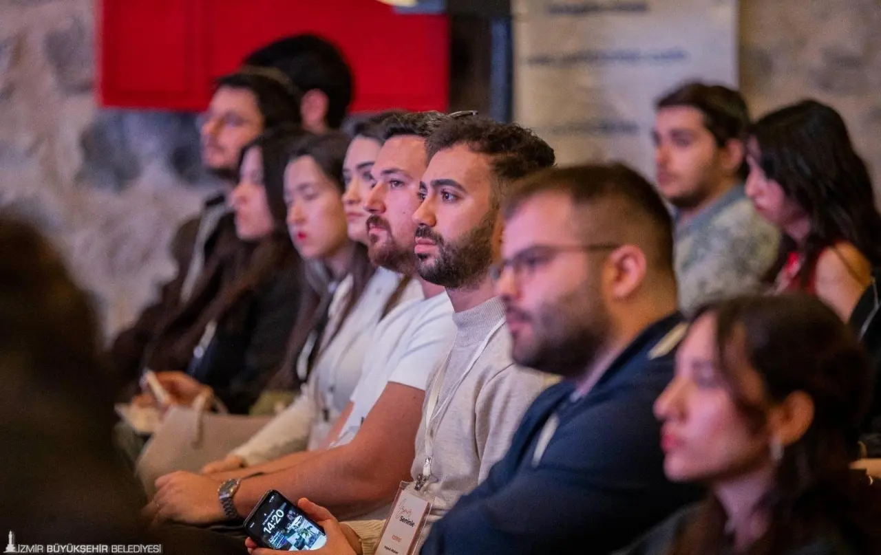 İzmir Büyükşehir Belediyesi’nin öncülük ettiği, ne eğitimde ne istihdamda olan gençlere yol haritası niteliği taşıyan İzmir Seninle Projesi kapsamında öğrenme programı tamamlandı. Gençler sivil toplum, özel sektör ve kamu kurumlarını bir gelecek seferberliği etrafında iş birliğine davet eden ve etaplar halinde devam edecek çalışmada umut ve özgüven kazandı.