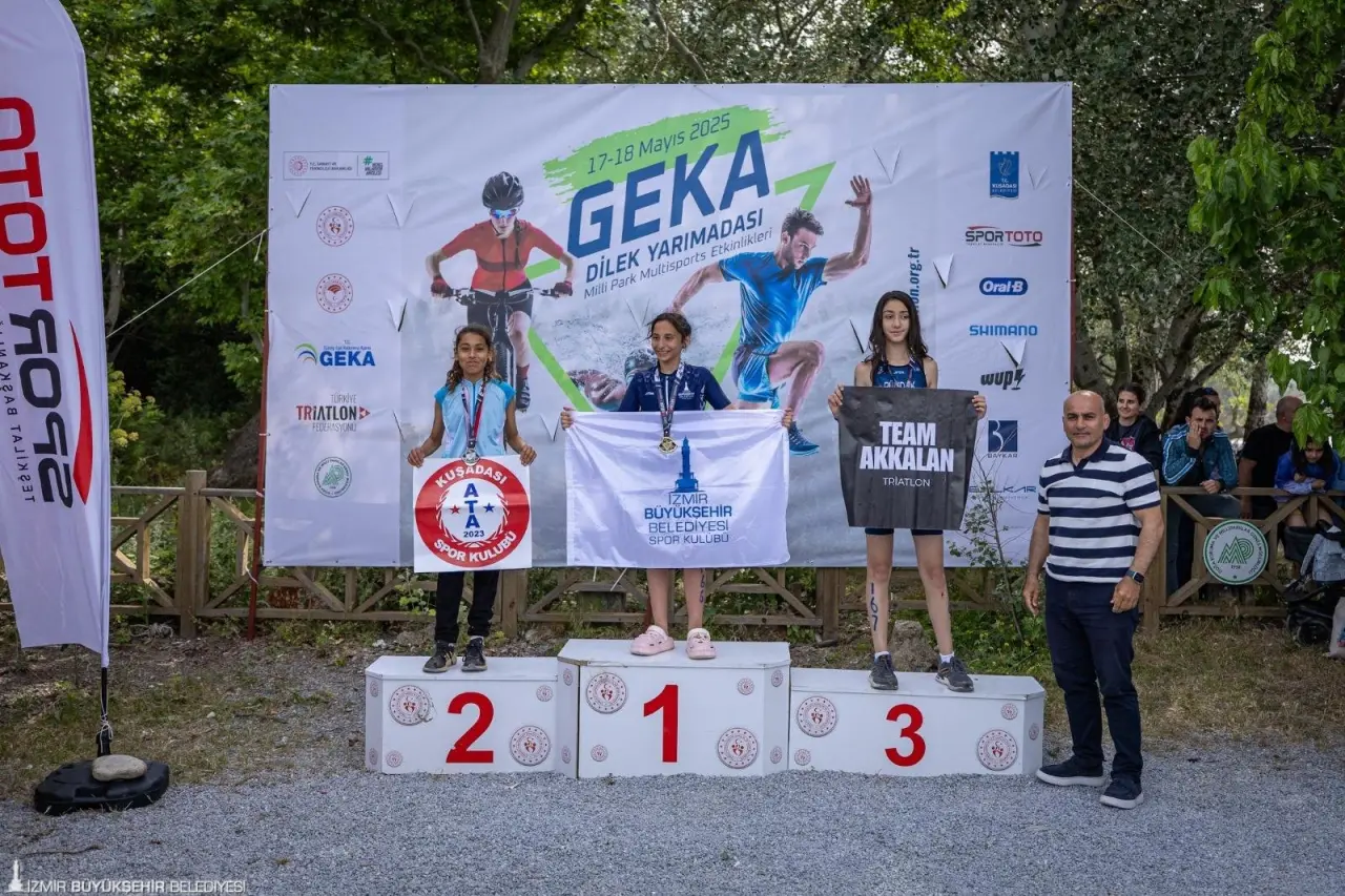 İzmir Büyükşehir Belediyesi Spor Kulübü yarışmacı ve yetiştirici kimlikleriyle faaliyetlerine devam ederken triatlon branşındaki başarılar dikkat çekti. Kulüp performansıyla 2025 yılına damga vururken ayrıca farklı alanlardaki istatistikler de göz doldurdu.