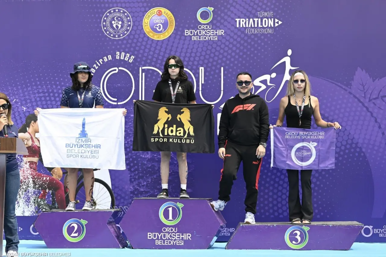 İzmir Büyükşehir Belediyesi Spor Kulübü yarışmacı ve yetiştirici kimlikleriyle faaliyetlerine devam ederken triatlon branşındaki başarılar dikkat çekti. Kulüp performansıyla 2025 yılına damga vururken ayrıca farklı alanlardaki istatistikler de göz doldurdu.