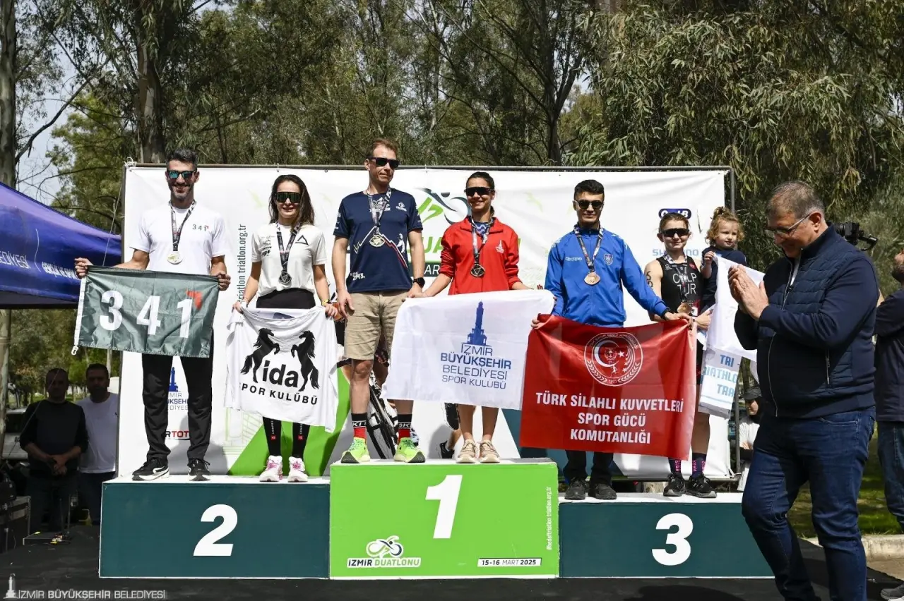 İzmir Büyükşehir Belediyesi Spor Kulübü yarışmacı ve yetiştirici kimlikleriyle faaliyetlerine devam ederken triatlon branşındaki başarılar dikkat çekti. Kulüp performansıyla 2025 yılına damga vururken ayrıca farklı alanlardaki istatistikler de göz doldurdu.