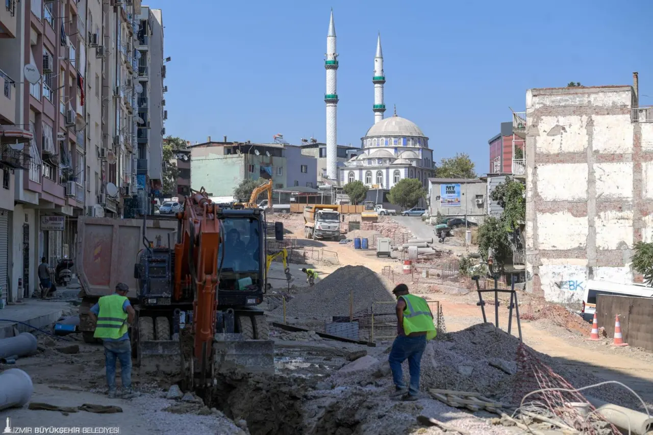 İzmir Büyükşehir Belediyesi’nin Karabağlar trafiğine nefes aldıracak Dostluk Bulvarı ile Coşkun Kale Sokak arasında açacağı yeni bağlantı yolu projesinde yüzde 70 oranında ilerleme sağlandı. Projenin zorlu altyapı sürecinde sona gelen ekipler, üç koldan çalışmaları hızlandırdı. Bozyaka bölgesindeki trafik çilesine son verecek projenin eylül ayı sonunda tamamlanması planlanıyor.