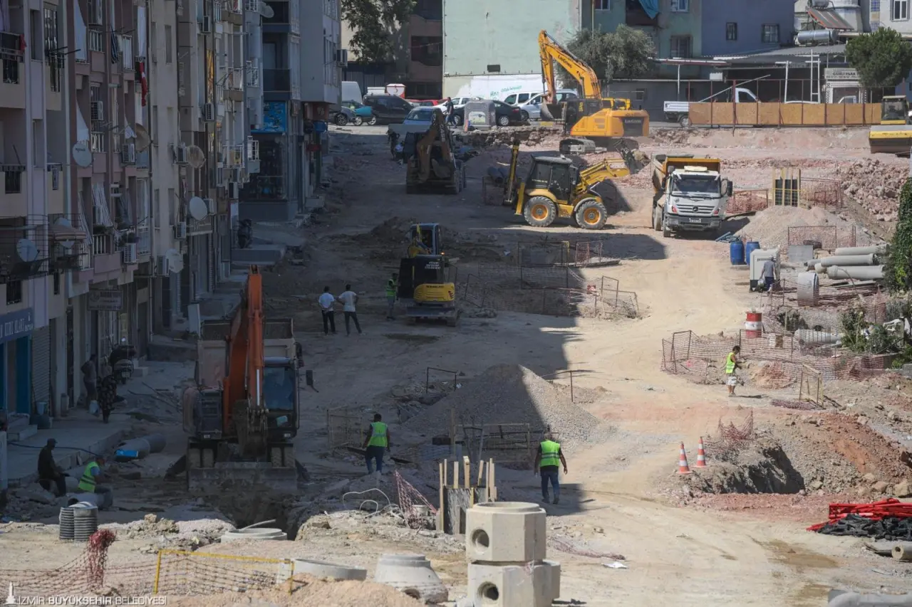 İzmir Büyükşehir Belediyesi’nin Karabağlar trafiğine nefes aldıracak Dostluk Bulvarı ile Coşkun Kale Sokak arasında açacağı yeni bağlantı yolu projesinde yüzde 70 oranında ilerleme sağlandı. Projenin zorlu altyapı sürecinde sona gelen ekipler, üç koldan çalışmaları hızlandırdı. Bozyaka bölgesindeki trafik çilesine son verecek projenin eylül ayı sonunda tamamlanması planlanıyor.
