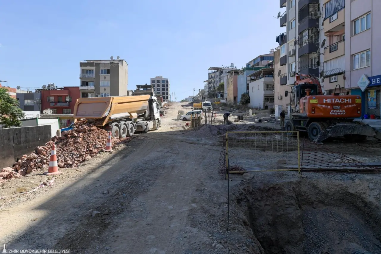 İzmir Büyükşehir Belediyesi’nin Karabağlar trafiğine nefes aldıracak Dostluk Bulvarı ile Coşkun Kale Sokak arasında açacağı yeni bağlantı yolu projesinde yüzde 70 oranında ilerleme sağlandı. Projenin zorlu altyapı sürecinde sona gelen ekipler, üç koldan çalışmaları hızlandırdı. Bozyaka bölgesindeki trafik çilesine son verecek projenin eylül ayı sonunda tamamlanması planlanıyor.