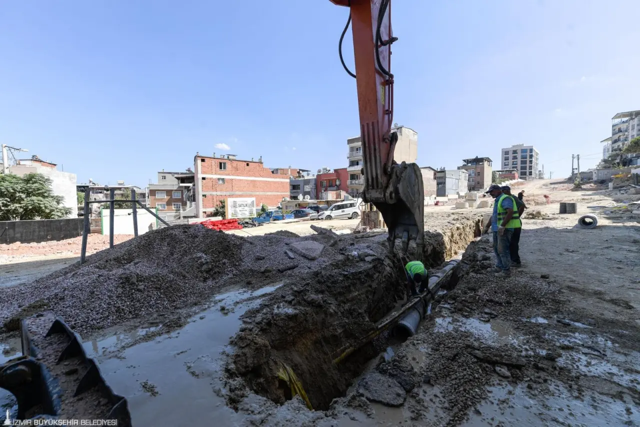 İzmir Büyükşehir Belediyesi’nin Karabağlar trafiğine nefes aldıracak Dostluk Bulvarı ile Coşkun Kale Sokak arasında açacağı yeni bağlantı yolu projesinde yüzde 70 oranında ilerleme sağlandı. Projenin zorlu altyapı sürecinde sona gelen ekipler, üç koldan çalışmaları hızlandırdı. Bozyaka bölgesindeki trafik çilesine son verecek projenin eylül ayı sonunda tamamlanması planlanıyor.