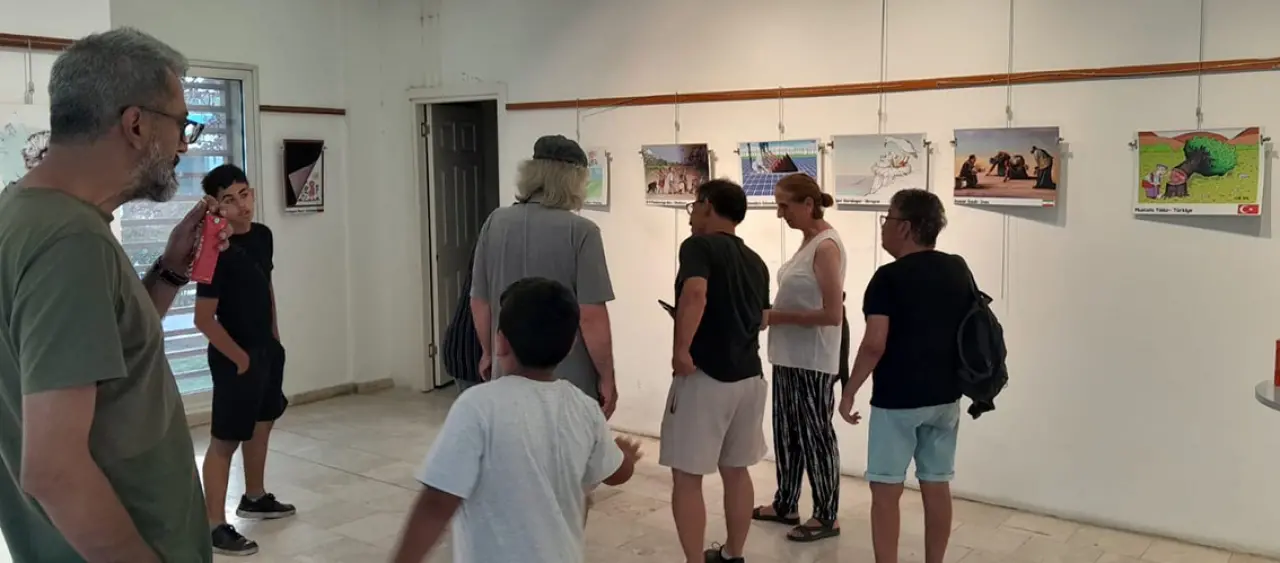 Seferihisar Kültür Merkezi uluslararası bir sergiye ev sahipliği yapıyor. Teosfest kapsamında açılan, “Ekoloji” konulu karikatür sergisi büyük beğeni topladı. Sergiye 47 ülkeden 312 çizer, 652 eserle katıldı. Bunların içinden seçilen 60 eser sanatseverlere sunuldu.