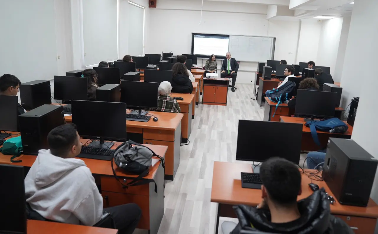 Yapay Zekâ, dijitalleşme ve büyük veri alanlarında yeni programların açıldığı 20 üniversiteden biri olan Ege Üniversitesinde geçen yıl eğitim öğretime başlayan üç ön lisans programı bu yıl yeni öğrencilerini bekliyor.