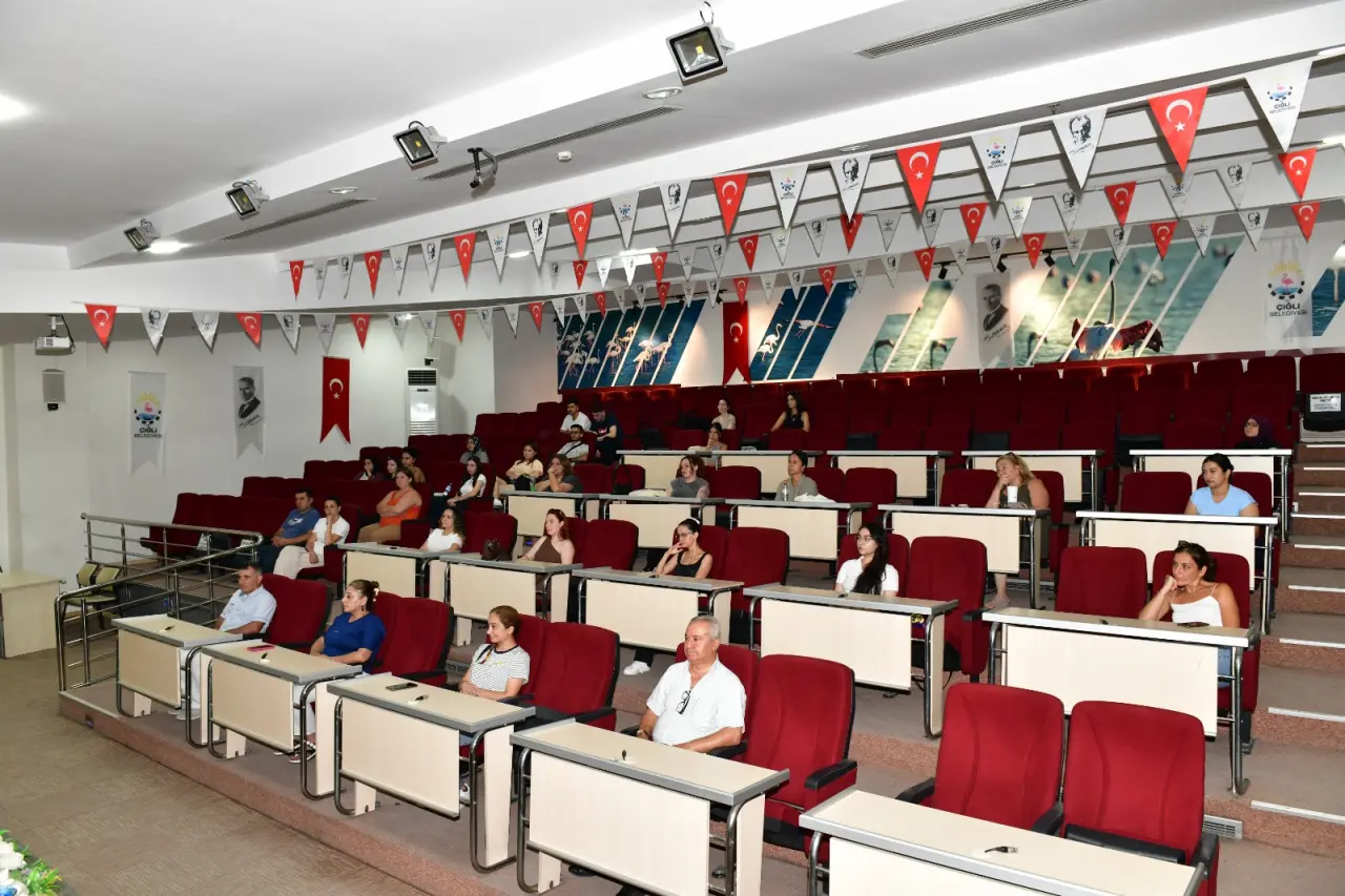 Çiğli Belediyesi, meslek edindirme çalışmaları kapsamında Başkan Onur Emrah Yıldız, İzmir Şekerciler ve Pastacılar Odası Başkanı İhsan Esen ve Çiğli Esnaf ve Sanatkarlar Odası Başkanı Arif Altıkulaç ile protokol imzalayarak, pastacılık kurslarının ilk adımını atmıştı. Bu iş birliği çerçevesinde geçtiğimiz günlerde kursa seçilen 30 kursiyer ile bir araya gelindi.