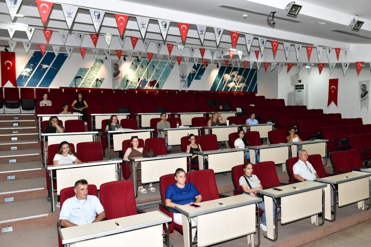 Çiğli Belediyesi, meslek edindirme çalışmaları kapsamında Başkan Onur Emrah Yıldız, İzmir Şekerciler ve Pastacılar Odası Başkanı İhsan Esen ve Çiğli Esnaf ve Sanatkarlar Odası Başkanı Arif Altıkulaç ile protokol imzalayarak, pastacılık kurslarının ilk adımını atmıştı. Bu iş birliği çerçevesinde geçtiğimiz günlerde kursa seçilen 30 kursiyer ile bir araya gelindi.