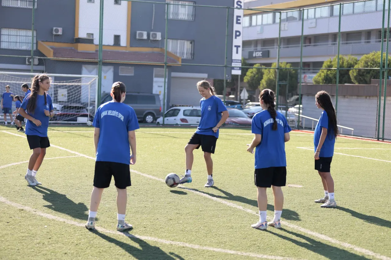 Konak Belediyespor’un 5 başarılı futbolcusu, U15 Kız Milli Takımı Hazırlık Kampı’na davet edilmenin gururunu yaşıyor. Genç yetenekler, kamp sonunda takıma seçilmeleri halinde İngiltere’nin ev sahipliğinde gerçekleşecek UEFA Gelişim Turnuvası’nda milli takım forması giyecek.