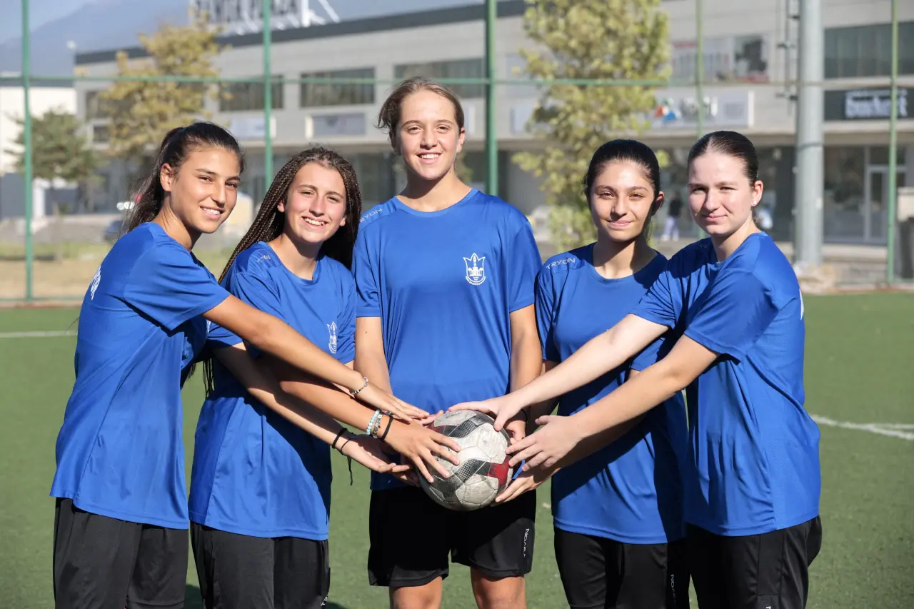 Konak Belediyespor’un 5 başarılı futbolcusu, U15 Kız Milli Takımı Hazırlık Kampı’na davet edilmenin gururunu yaşıyor. Genç yetenekler, kamp sonunda takıma seçilmeleri halinde İngiltere’nin ev sahipliğinde gerçekleşecek UEFA Gelişim Turnuvası’nda milli takım forması giyecek.