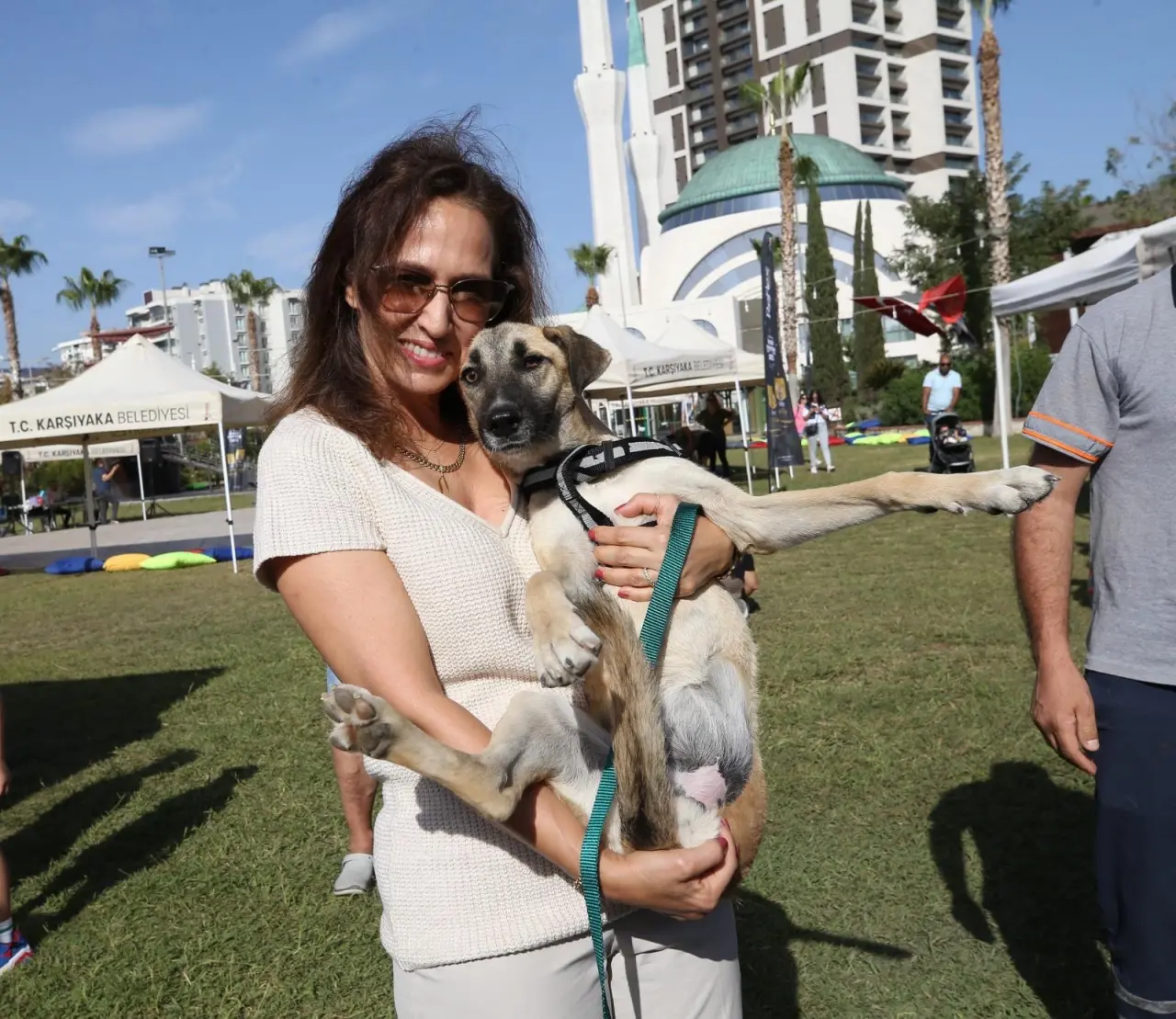 Karşıyaka Belediyesi, “Hayvan Dostu Kent” vizyonu doğrultusunda, sahipsiz can dostların sağlığı ve refahı için yoğun çalışmalar gerçekleştiriyor. Veteriner İşleri Müdürlüğü ekiplerince son 15 ayda yürütülen çalışmalar kapsamında sokak hayvanları için gerekli tedaviler titizlikle uygulandı, kısırlaştırma işlemleri hız kazandı; çok sayıda can dost sahiplendirilerek yeni yuvalarına kavuşturuldu. Belediye Başkanı Yıldız Ünsal, “Karşıyaka, tüm canlıların evidir; can dostlarımızın sağlığı ve güvenliği için kararlılıkla çalışıyoruz” dedi.