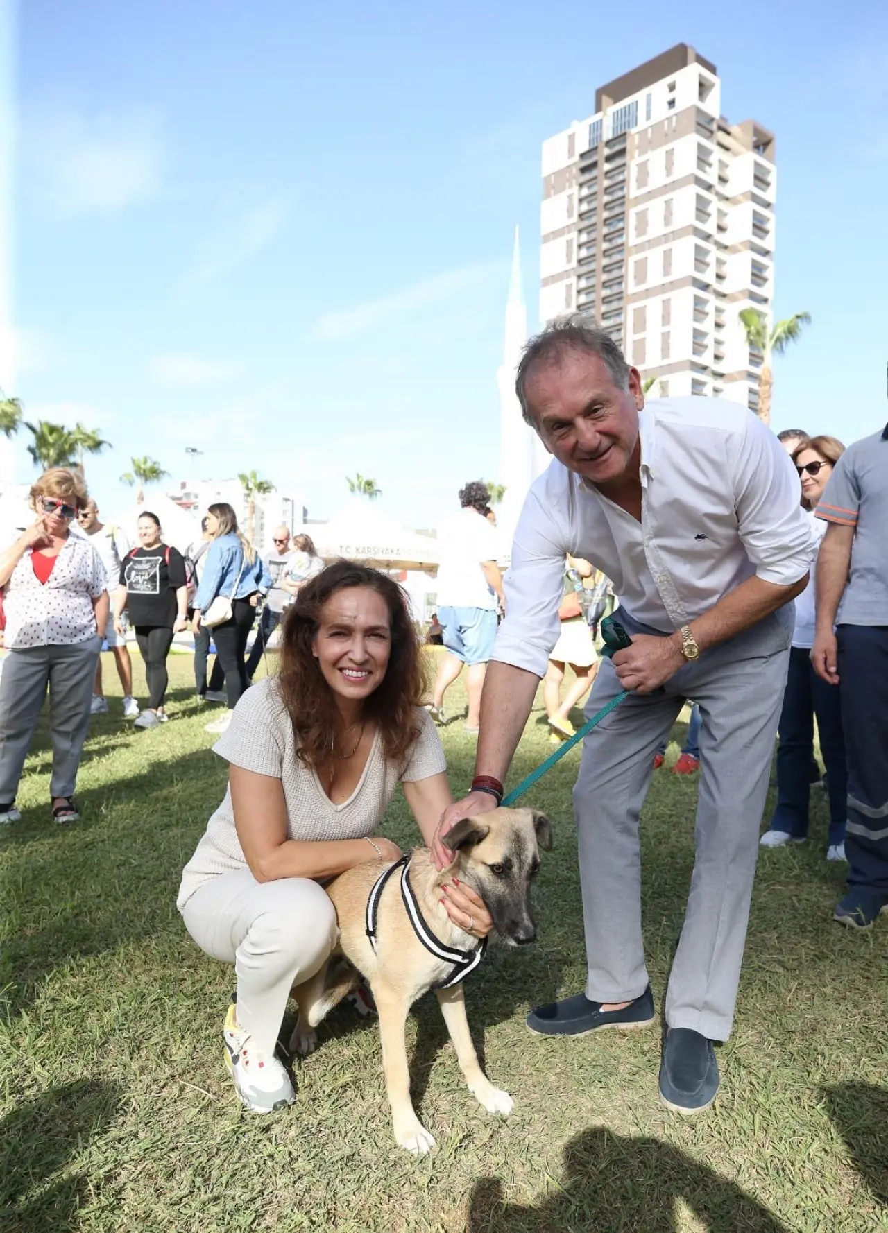 Karşıyaka Belediyesi, “Hayvan Dostu Kent” vizyonu doğrultusunda, sahipsiz can dostların sağlığı ve refahı için yoğun çalışmalar gerçekleştiriyor. Veteriner İşleri Müdürlüğü ekiplerince son 15 ayda yürütülen çalışmalar kapsamında sokak hayvanları için gerekli tedaviler titizlikle uygulandı, kısırlaştırma işlemleri hız kazandı; çok sayıda can dost sahiplendirilerek yeni yuvalarına kavuşturuldu. Belediye Başkanı Yıldız Ünsal, “Karşıyaka, tüm canlıların evidir; can dostlarımızın sağlığı ve güvenliği için kararlılıkla çalışıyoruz” dedi.