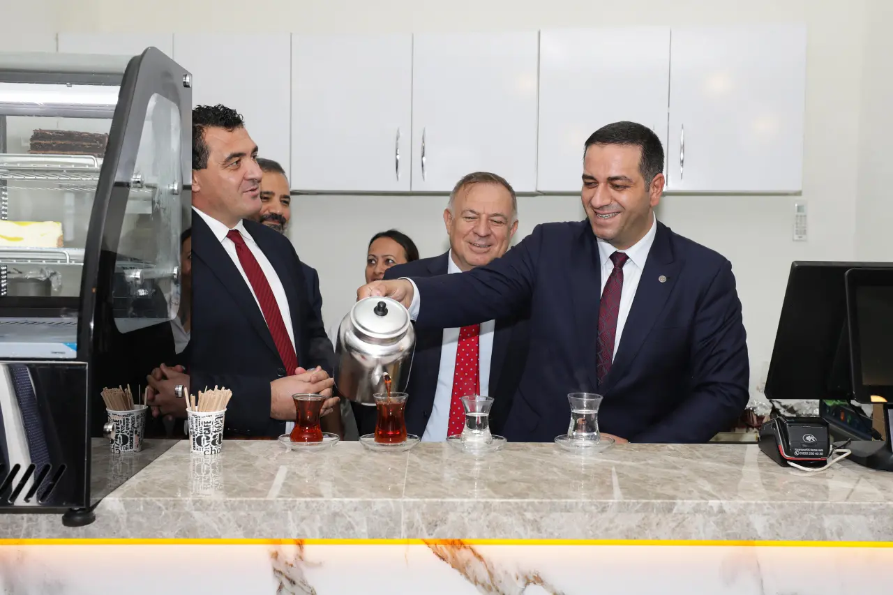 Narlıdere Belediyesi’nin sosyal belediyecilik anlayışıyla, 15 Kasım 2024’te ilkini, 15 Nisan 2025’te ise ikincisini hayata geçirdiği Emekliler Lokali; iki şubesiyle birlikte bugüne kadar yaklaşık 80 bin kişiyi konuk etti. Başkan Erman Uzun, “Her gün İzmir’in dört bir yanından vatandaşlarımızı ağırladığımız Emekliler Lokalimizle, ikinci baharını yaşayan vatandaşlarımızın bütçesine destek olmanın ve gönüllerini hoş tutmanın mutluluğunu yaşıyoruz” diye konuştu.