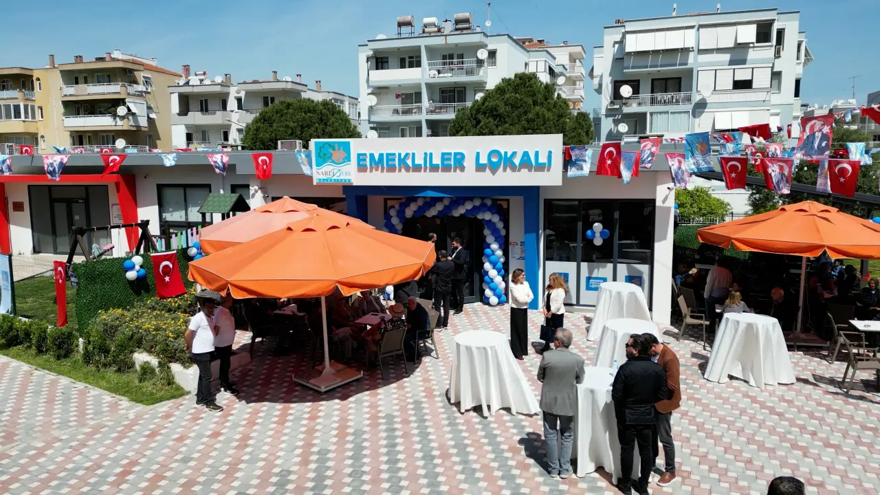 Narlıdere Belediyesi’nin sosyal belediyecilik anlayışıyla, 15 Kasım 2024’te ilkini, 15 Nisan 2025’te ise ikincisini hayata geçirdiği Emekliler Lokali; iki şubesiyle birlikte bugüne kadar yaklaşık 80 bin kişiyi konuk etti. Başkan Erman Uzun, “Her gün İzmir’in dört bir yanından vatandaşlarımızı ağırladığımız Emekliler Lokalimizle, ikinci baharını yaşayan vatandaşlarımızın bütçesine destek olmanın ve gönüllerini hoş tutmanın mutluluğunu yaşıyoruz” diye konuştu.