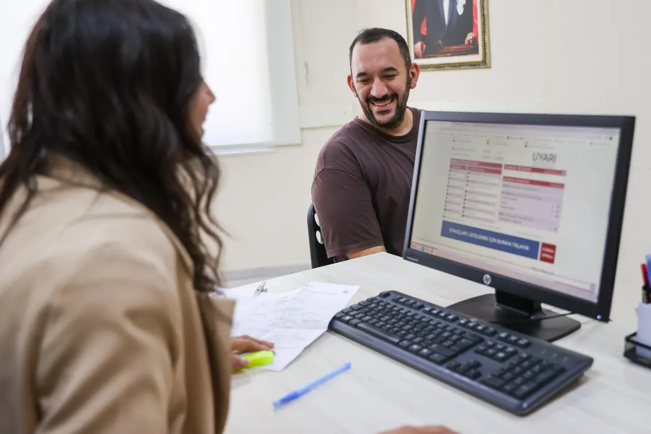 Buca Belediyesi, Yükseköğretim Kurumları Sınavı’nın (YKS) ardından tercih heyecanı yaşayan gençler için ücretsiz danışmanlık hizmeti sunuyor. Buca Belediye Başkanı Mimar Görkem Duman, “Buca Belediyesi'nin bu anlamlı desteği, öğrencilerin üzerindeki tercih baskısını hafifletirken, onların daha bilinçli ve güvenli adımlar atmasına olanak tanıyor” dedi.