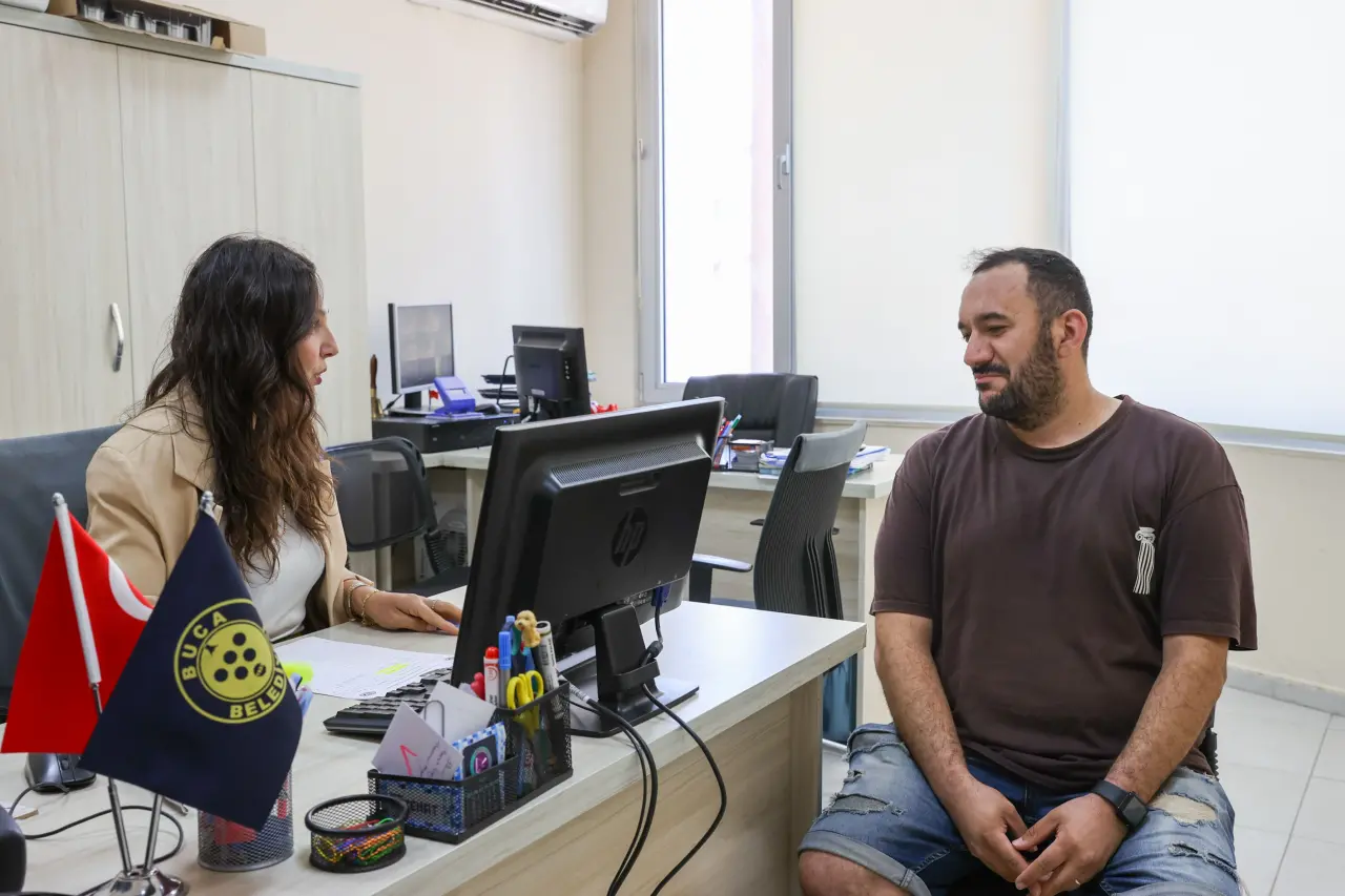 Buca Belediyesi, Yükseköğretim Kurumları Sınavı’nın (YKS) ardından tercih heyecanı yaşayan gençler için ücretsiz danışmanlık hizmeti sunuyor. Buca Belediye Başkanı Mimar Görkem Duman, “Buca Belediyesi'nin bu anlamlı desteği, öğrencilerin üzerindeki tercih baskısını hafifletirken, onların daha bilinçli ve güvenli adımlar atmasına olanak tanıyor” dedi.